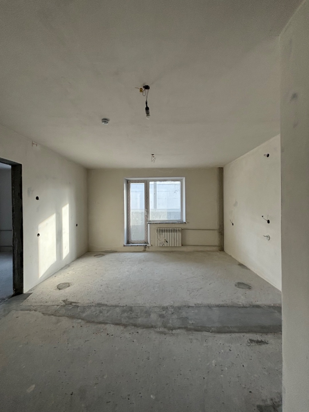 В продаже отличная квартира площадью 43 кв.м.  
Эта квартира подойдет и для студента, и для семейной пары, и для семьи с малышом.

+Кухня-гостиная почти 20 кв.м. с выходом на большой балкон;
+Комната 12 кв.м.;
+Большой совмещенный санузел; 

Квартира с предчистовой отделкой! Отличная возможность сде
