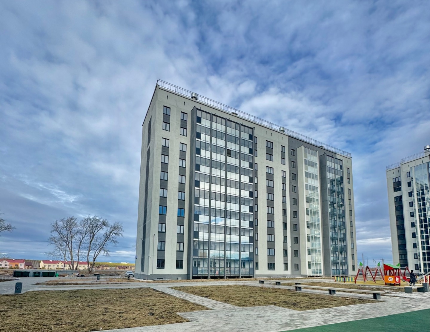 Продам 2-х комнатную  квартиру общей площадью 48 кв.м, в новом жилом комплексе ЖК ВМЕСТЕ г. Каменск -Уральске в Красногорском районе по улице Кутузова 16 ЖК состоит из трех домов. 
ДОМ СДАН. 

ПЛАНИРОВКА: 
Кухня 8 кв м 
Комнаты 12 и 16,5 кв м
Прихожая 4,2 кв м 
Раздельный санузел
Витражная Лоджия 