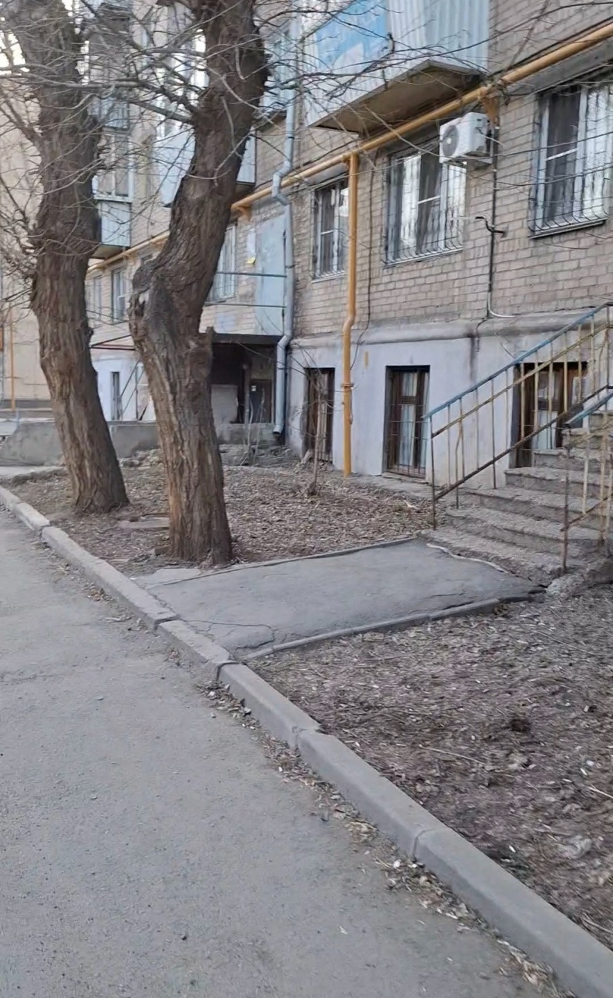 Продам квартиру, полностью под ремонт! В квартире никто не прописан!
МОЖНО РЕАЛИЗОВАТЬ все свои желания и фантазии в дизайне!
Комнаты на разные стороны, много пространства.

Дом кирпичный, подъезд чистый. Во дворе детская площадка!
Остановка ДК Строителей. 
За домом Детский сад №244 , Детский Сад 