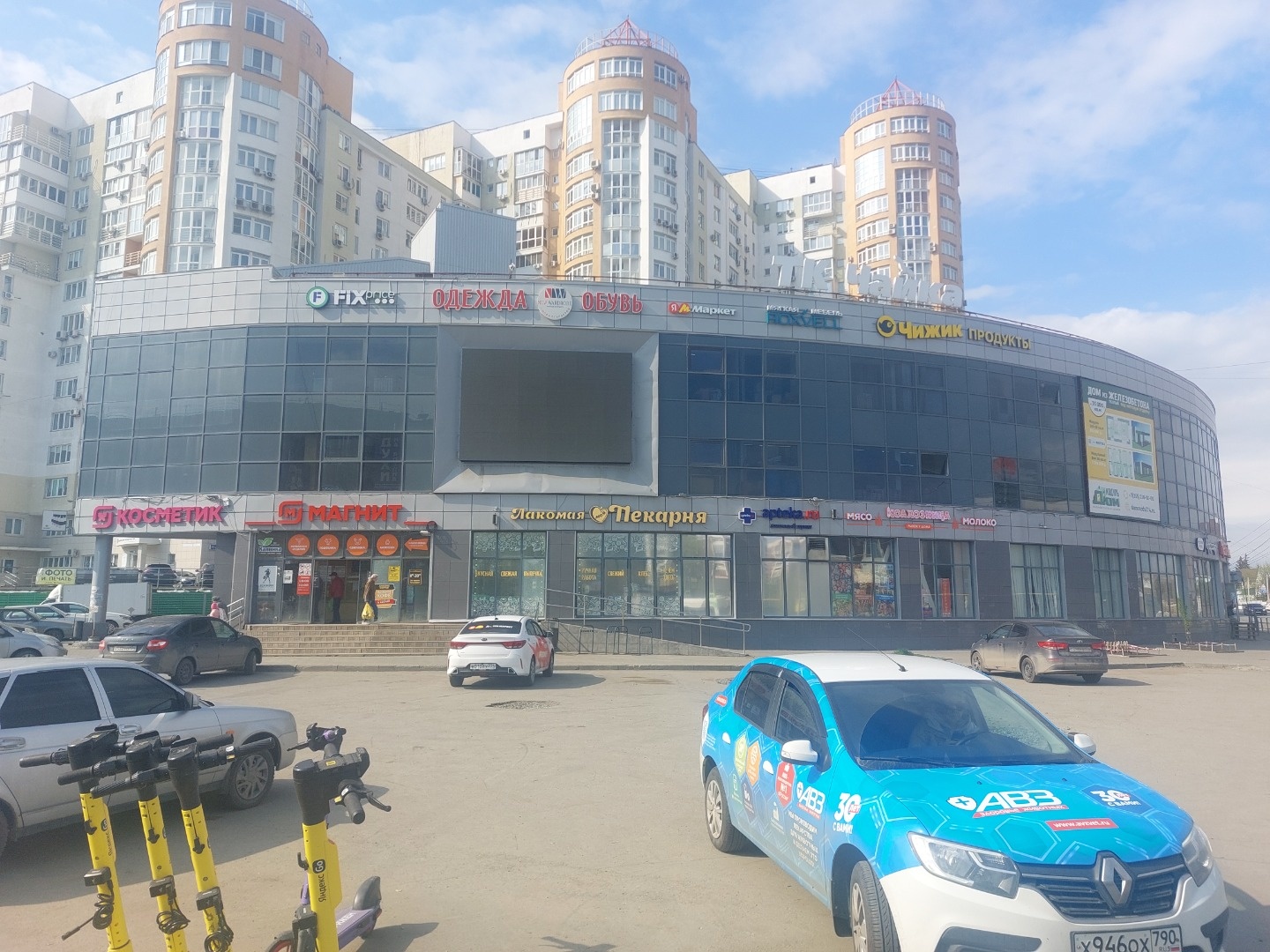 Предлагается в аренду нежилое помещение свободного назначения, удобно расположенное на 3 этаже отдельного здания на первой линии на пересечении улиц Братьев Кашириных и Чайковского, площадью 780 кв. м.!!!
Густонаселенный жилой район недалеко от центра города, отдельная парковка, высокая проходимость
