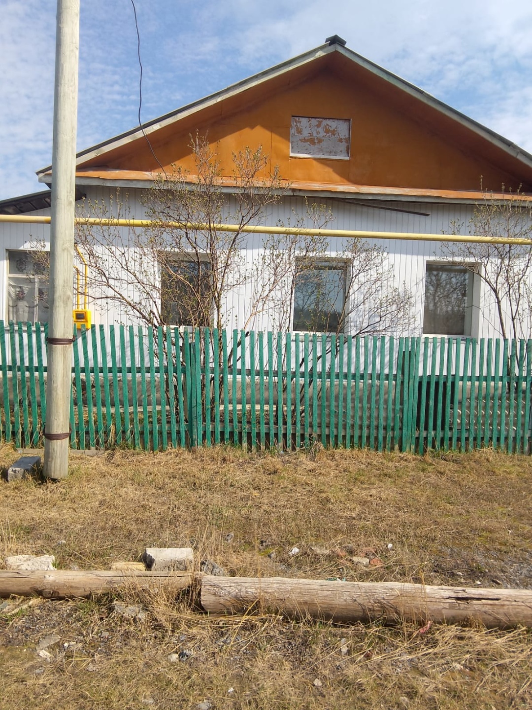 Продам просторный дом по привлекательной цене! 
Дом тёплый, для круглогодичного проживания, для большой семьи.
Площадь - 74 кв. м, с большим участком 14 соток.
Место хорошее, земля плодородная, различные посадки.
Материал стен - шлакоблок, обшит сайдингом.
Отличная баня и гараж! Отопление газовое, с