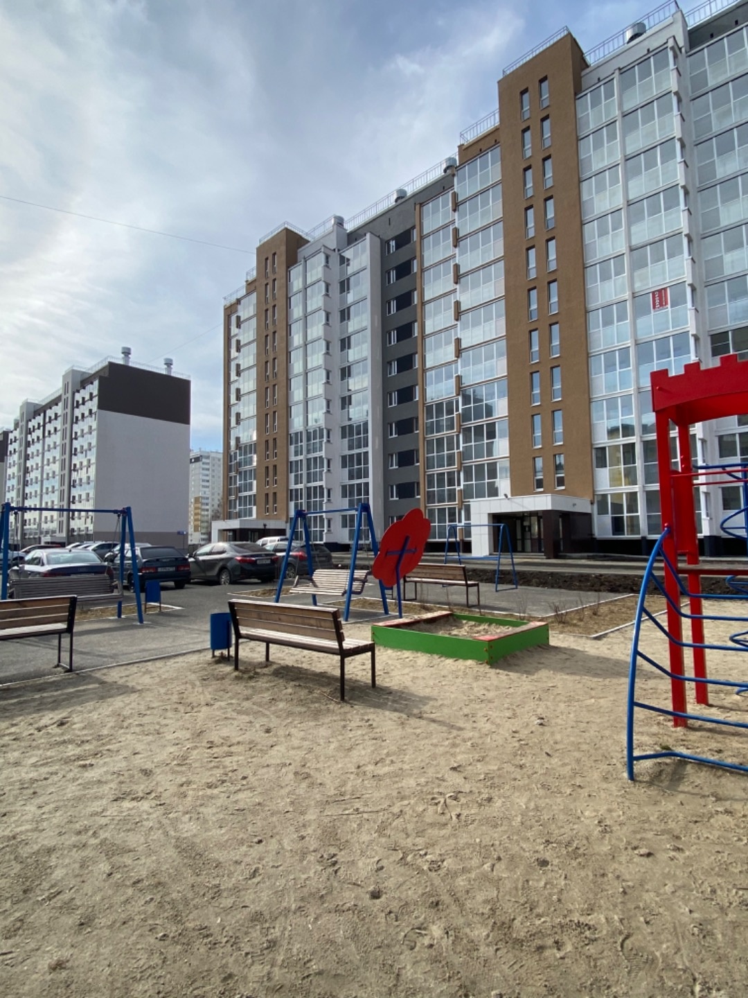 ПРОДАМ 1-КОМНАТНУЮ КВАРТИРУ . 
Заезжай и живи! Свежий светлый ремонт, из качественных материалов! 

Этаж - 9/10
Общая площадь - 32,24
Жилая площадь - 16,53
Площадь кухни -7,55
Балкон панорамный -6,47
Окна выходят во двор.

- Надёжная входная дверь; 
- Стильные межкомнатные двери ;
- Линолеум высокой