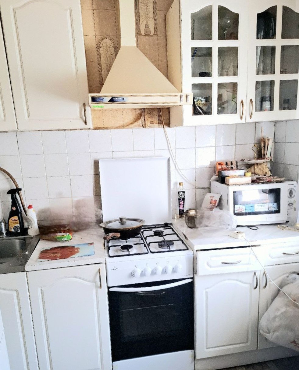 Продам 2 комнатную квартиру, косметический ремонт! 
Состояние жилое. Большая площадь без балкона только 46,4 кв.м.
МОЖНО РЕАЛИЗОВАТЬ все свои желания и фантазии в ремонте и дизайне!
Балкон застеклен. мебель оставляем по договоренности!
За наличный расчёт хороший торг! По ипотеке вам будет одобрение 