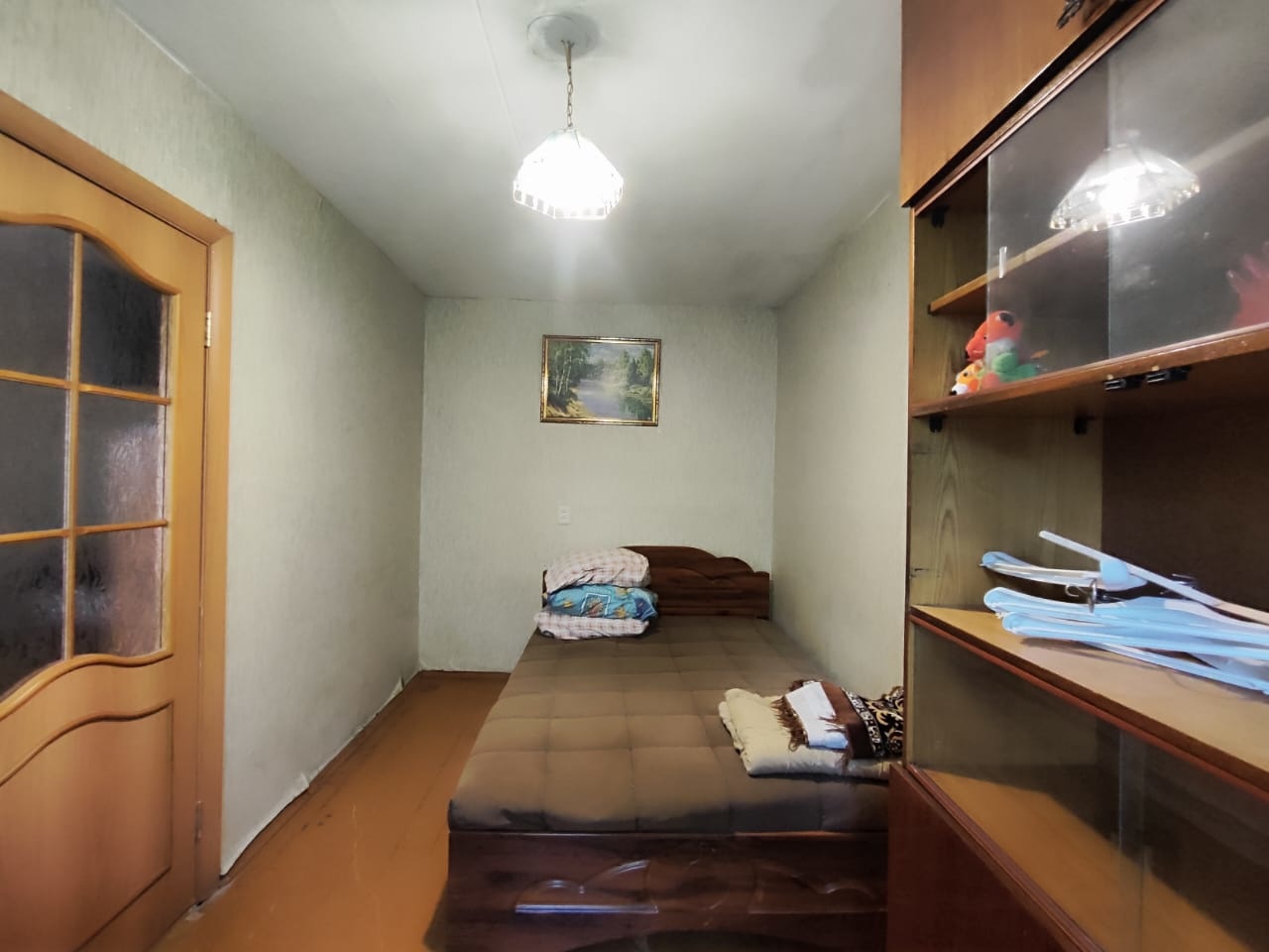   Сдаем 2-ую квартиру в  отличном месте Калининского района, 10 минут до центра города. Просторная квартира для проживания большой семьи.

ПЛАНИРОВКА:
- кухня -  6 кв.м.;
- комнаты - 18 и 13 кв.м.;
- отдельная кладовая - гардероб;
- совмещенный санузел;
- удобный коридор;
- просторный застекленный б