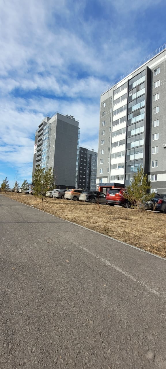 Продаем в новом панельном доме 3 - комнатную, очень просторную квартиру!
Планировка очень удобная!  ПОМОЩЬ в одобрении.
Предчистовая отделка включает в себя:
• Стены подготовлены под обои, стяжка пола;
• Входная металлическая дверь,;
• Пластиковые окна с замками безопасности;
• Приборы учета ресурсо