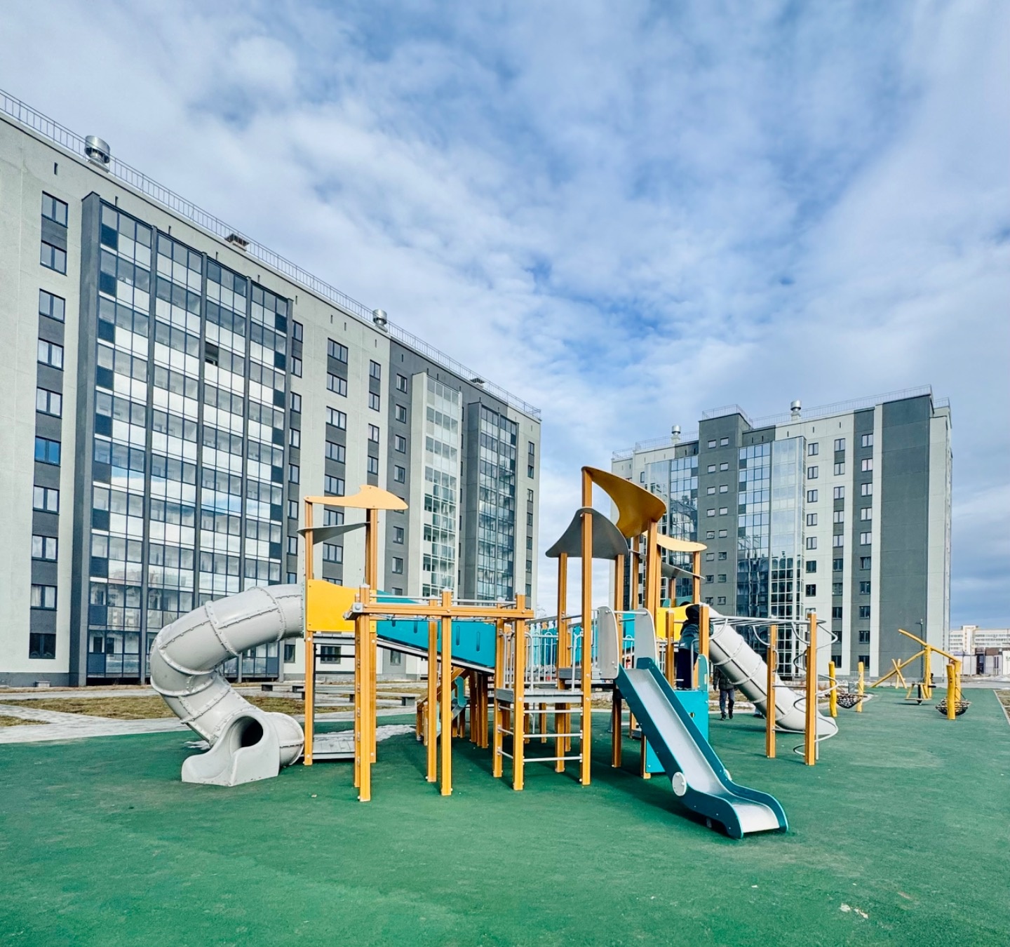 Продам просторную 3-х комнатную квартиру общей площадью 67 кв м, в новом жилом комплексе ЖК  ВМЕСТЕ г. Каменск -Уральске в Красногорском районе
ДОМ СДАН.

ПЛАНИРОВКА:
Кухня гостиная 18 кв м
Комнаты 11, 12 и 12 кв м
Коридор 4 кв м
Раздельный санузел
Витражная Лоджия ( выход кухня гостиная)
Сторона 