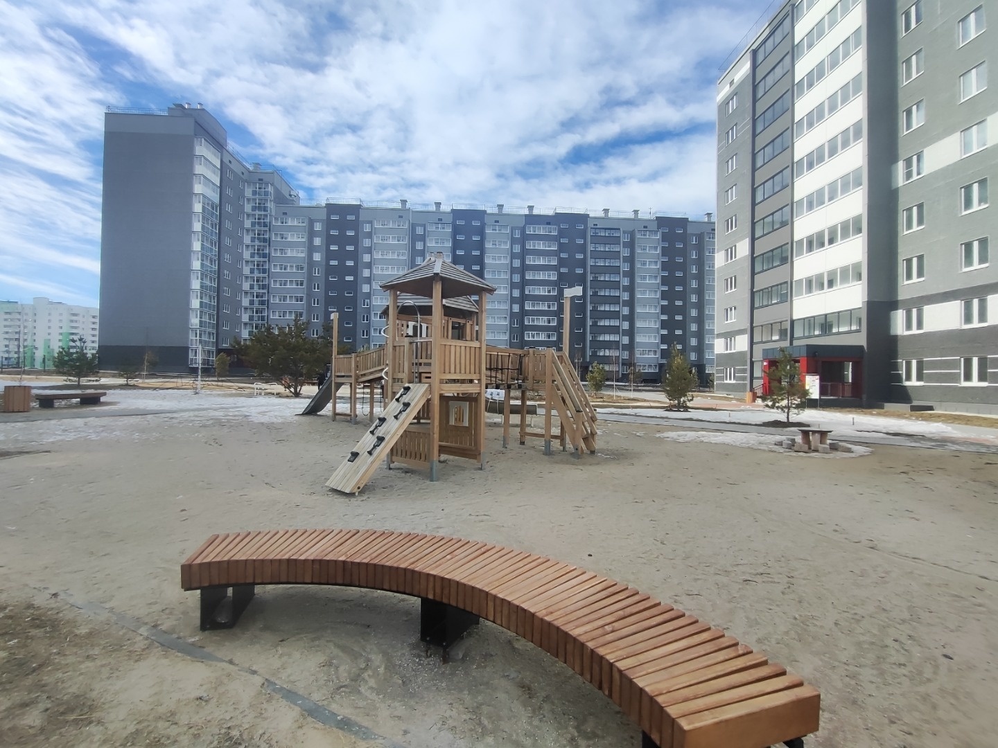        ПРОСТОРНАЯ ТРЕХКОМНАТНАЯ КВАРТИРА 77,6 кв. м. 
Хорошая кухня - 13 кв.м. и три отдельные комнаты - лучший вариант для большой семьи!    
     ПЛАНИРОВКА ВКЛЮЧАЕТ:
- Большая кухня - 13 кв.м.;
- Комнаты - 18,3,  16,4 и 12 кв.м.;
- Раздельный санузел;
- Лоджия - 5 кв.м. (можно разместить все, чт