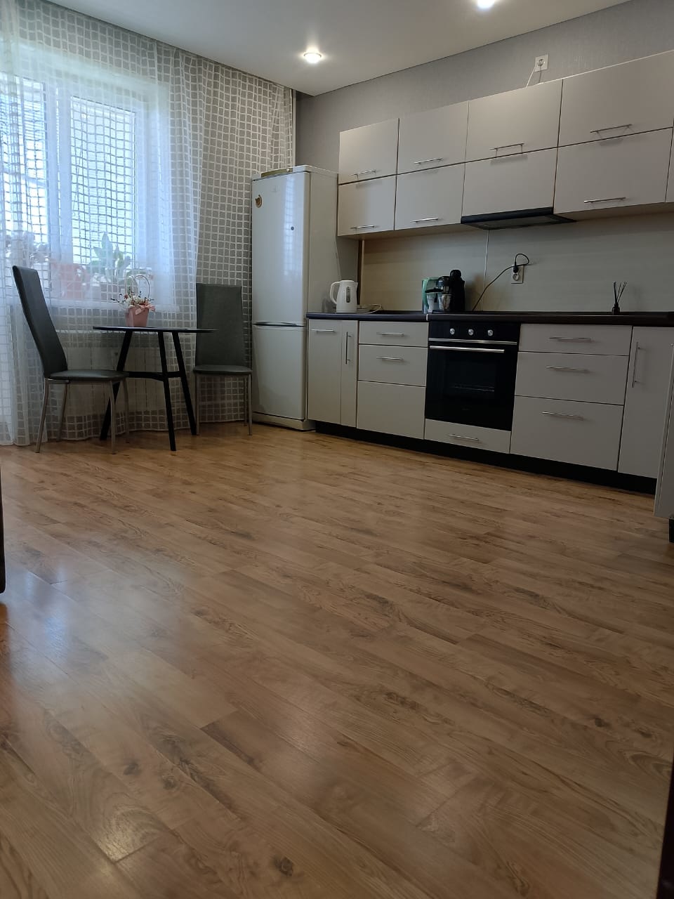 Предлагаем Вашему вниманию теплую, уютную, комфортную квартиру в ЖК Парковом. Удобное расположение дома внутри района. На доме установлены камеры видеонаблюдения. Развитая инфраструктура, в шаговой доступности магазины, аптеки, кафе, остановки, детский садик №25, школа (ОЦ №2).

Квартира в отличном 