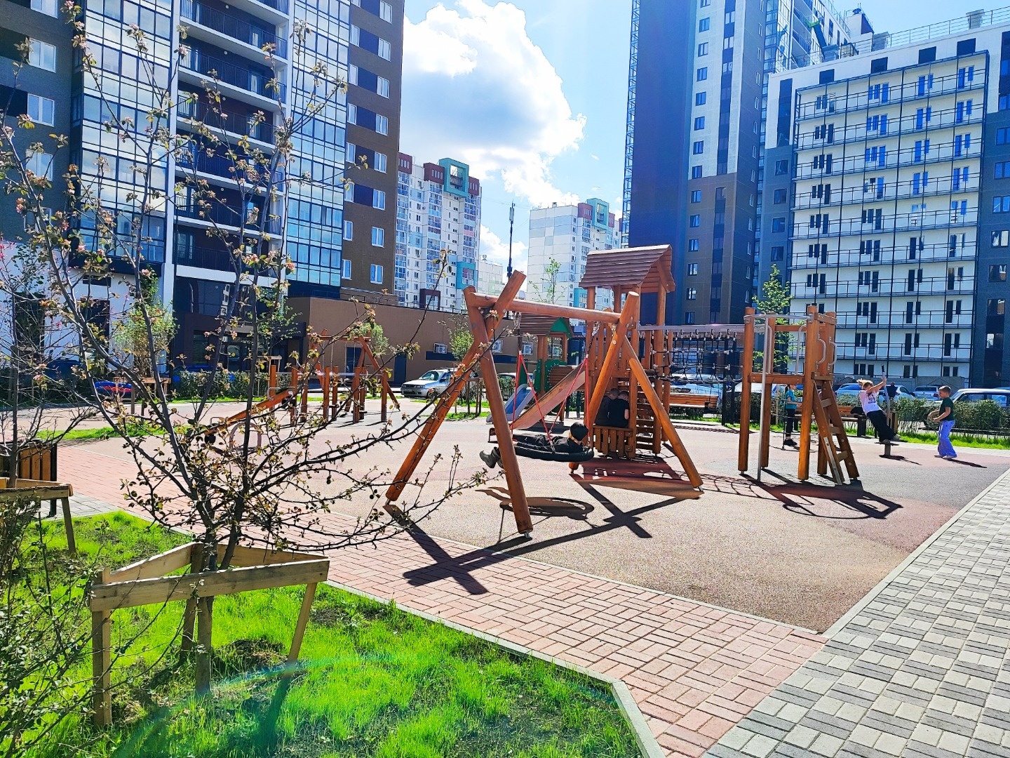     Продаем  БОЛЬШУЮ ОДНОКОМНАТНУЮ КВАРТИРУ в современном новом доме в ЖК Новое Поколение.

ПЛАНИРОВКА:
- Кухня -  14 кв.м.
- Жилая комната - 17 кв.м.;
- Совмещенный санузел;
- Лоджия - 6 кв.м.

Готовая к проживанию, состояние ЗАЕЗЖАЙ и ЖИВИ:
- Входная дверь, межкомнатные двери;
- Линолеум, обои