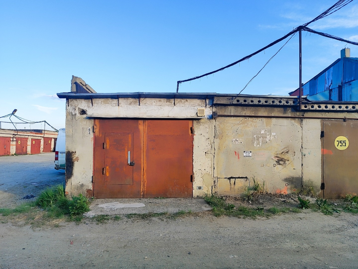                                ПРОДАЕМ ГАРАЖ  в ГСК ТАВРИЯ. 
Стандартный железобетонный гараж площадью 20,5 кв.м., есть смотровая яма глубиной 2 м., обустроены стилажи.

ПРЕИМУЩЕСТВА:
- Въезд по пропускам;
- Круглосуточная охрана;
- Электричество;
- Смотровая яма;
- Расположен с краю, удобно испол