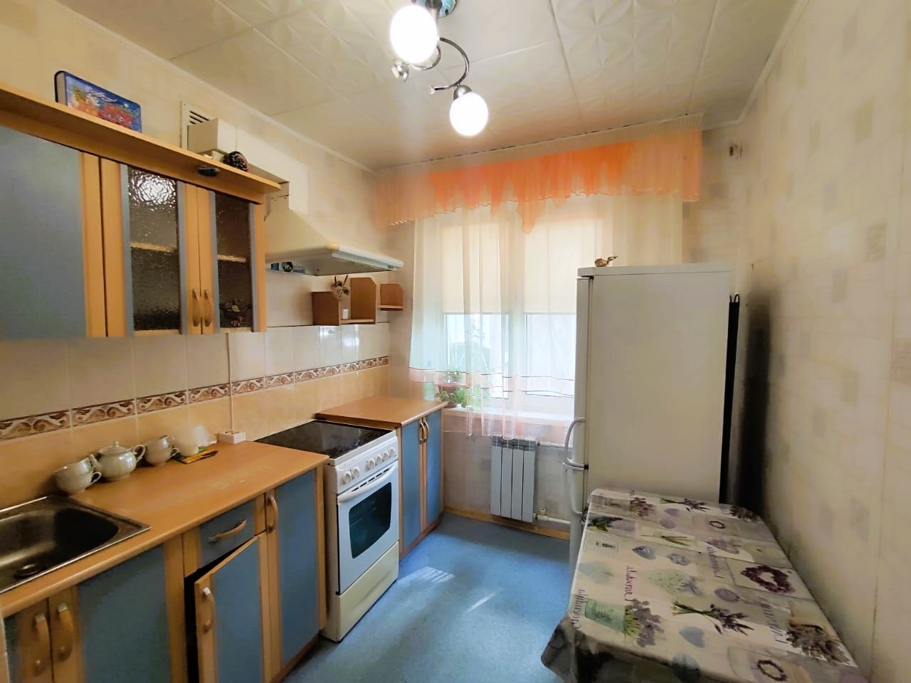            ПРЕДЛАГАЕМ К ПОКУПКЕ ТЕПЛУЮ СВЕТЛУЮ УЮТНУЮ ТРЕХКОМНАТНУЮ КВАРТИРУ В ХОРОШЕМ МЕСТЕ СЕВЕРО-ЗАПАДА ГОРОДА ЧЕЛЯБИНСКА! 
                         
ПЛАНИРОВКА:
- Кухня -  6 кв.м.
- Комнаты- 17,4, 17,1 и 12 кв.м.;
- Раздельный санузел;
- Холл - 6,3;
- Балкон.

     КОСМЕТИЧЕСКИЙ РЕМОНТ, СДЕЛАН Д