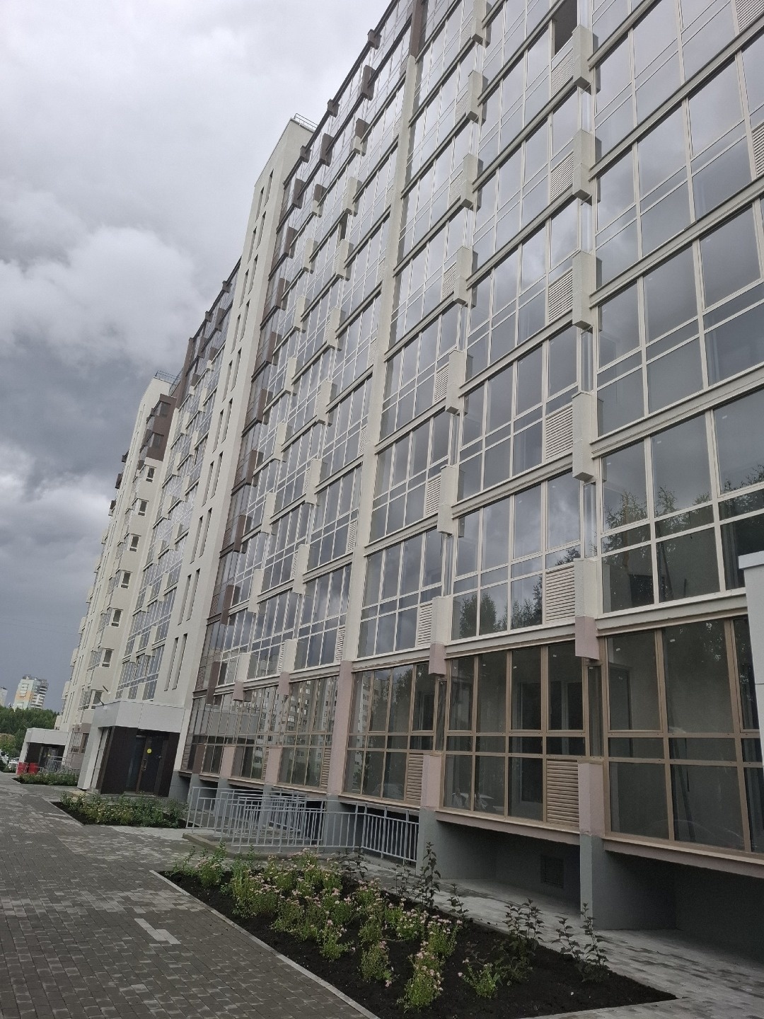  ПРОДАЕТСЯ готовая к проживанию 1-комнатная квартира.
 Жилая площадь - 32,24 кв.м. + балкон

УДОБНАЯ ПЛАНИРОВКА:
- Комната -  16,53 кв.м.;
- Зона кухни - 7,55 кв м.;
- Совмещенный санузел - 4,18 кв.м.;
- Коридор - 3, 98 кв.м.;
- Балкон - 6,47 кв.м. 

Всё есть, заезжай и живи!
- Входная дверь;
- Межк