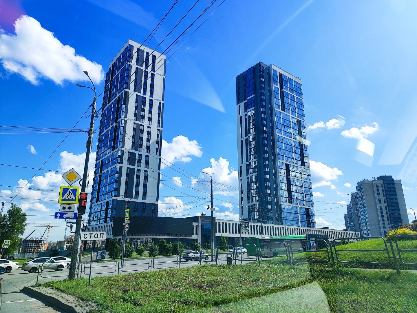   ПРОДАЕМ ПРОСТОРНУЮ КВАРТИРУ ПЛАНИРОВКИ СТУДИЯ + 3 СПАЛЬНИ В НОВОМ СОВРЕМЕННОМ МОНОЛИТНО-КИРПИЧНОМ ДОМЕ ЖК ВИДНЫЙ. СТОИМОСТЬ НИЖЕ, ЧЕМ У ЗАСТРОЙЩИКА!  ПОДХОДИТ ПОД ИПОТЕКУ ПО СНИЖЕННЫМ СТАВКАМ!

ПАНОРАМНЫЙ ВИД ИЗ ОКОН НА ШЕРШНЕВСКОЕ ВОДОХРАНИЛИЩЕ, ЛЕДОВУЮ АЛЛЕЮ  ТРАКТОР, СОБОР И ВЕСЬ ГОРОД!

ПЛАН