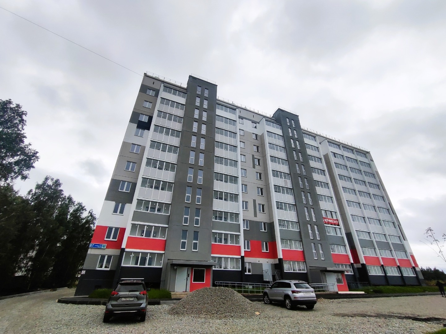 Продаем  ПОЛНОЦЕННУЮ ДВУХКОМНАТНУЮ КВАРТИРУ - 59 кв.м. в новом доме в мкр. ПАРКОВЫЙ 1.

ПЛАНИРОВКА:
- Кухня - 9 кв.м.
- Спальни -  18 и 17  кв.м.;
- Раздельный санузел;
- Лоджия - 5 кв.м.

Готовая к проживанию с полной ОТДЕЛКОЙ ПОД КЛЮЧ:
- Входная дверь, межкомнатные двери;
- Линолеум, обои, натяжны