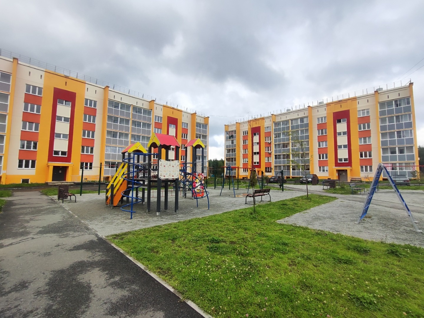 Продаем  ПРОСТОРНУЮ КВАРТИРУ ПЛАНИРОВКИ СТУДИЯ+2 СПАЛЬНИ - 63 кв.м. с кухней- гостиной 18 кв.м. в загородном поселении д. Казанцево.

ПЛАНИРОВКА:
- Кухня - гостиная - 18 кв.м.
- Спальни -  17 и 16 кв.м.;
- Совмещенный санузел - 5 кв.м.;
- Коридор - 7 кв.м.;
- Лоджия - 5 кв.м.

Готовая к проживанию с