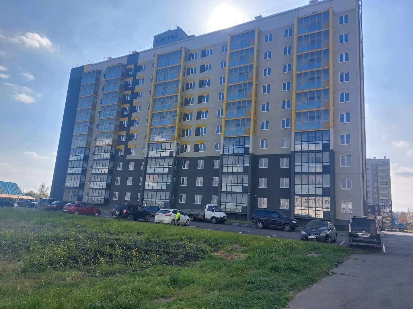 Предлагаем Вашему вниманию в продажу  квартиру в ЖК Яблоневый. Удобное расположение дома внутри микрорайона. Дизайнерский подъезд, освещение, благоустроенный двор, парковка, детская и спортивная площадка.

Функциональная планировка, -совмещенный сан.узел., лоджия с панорамным остеклением, окна выход