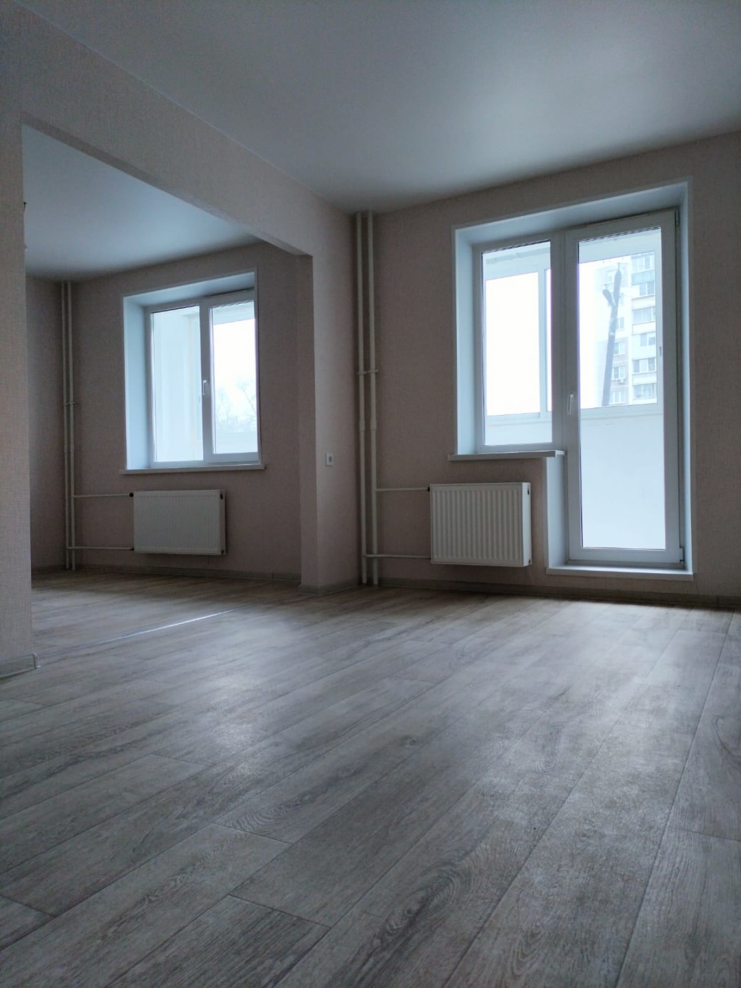 Предлагаем вашему вниманию замечательную однокомнатную квартиру 35,5 кв.м в абсолютно новом доме и отличной локации.
 
В квартире никто не проживал!
Большая, застекленная лоджия!
Необычная планировка, соединение гостиной с комнатой, просторной аркой 
Выполнен качественный евро ремонт!

  *На полу по