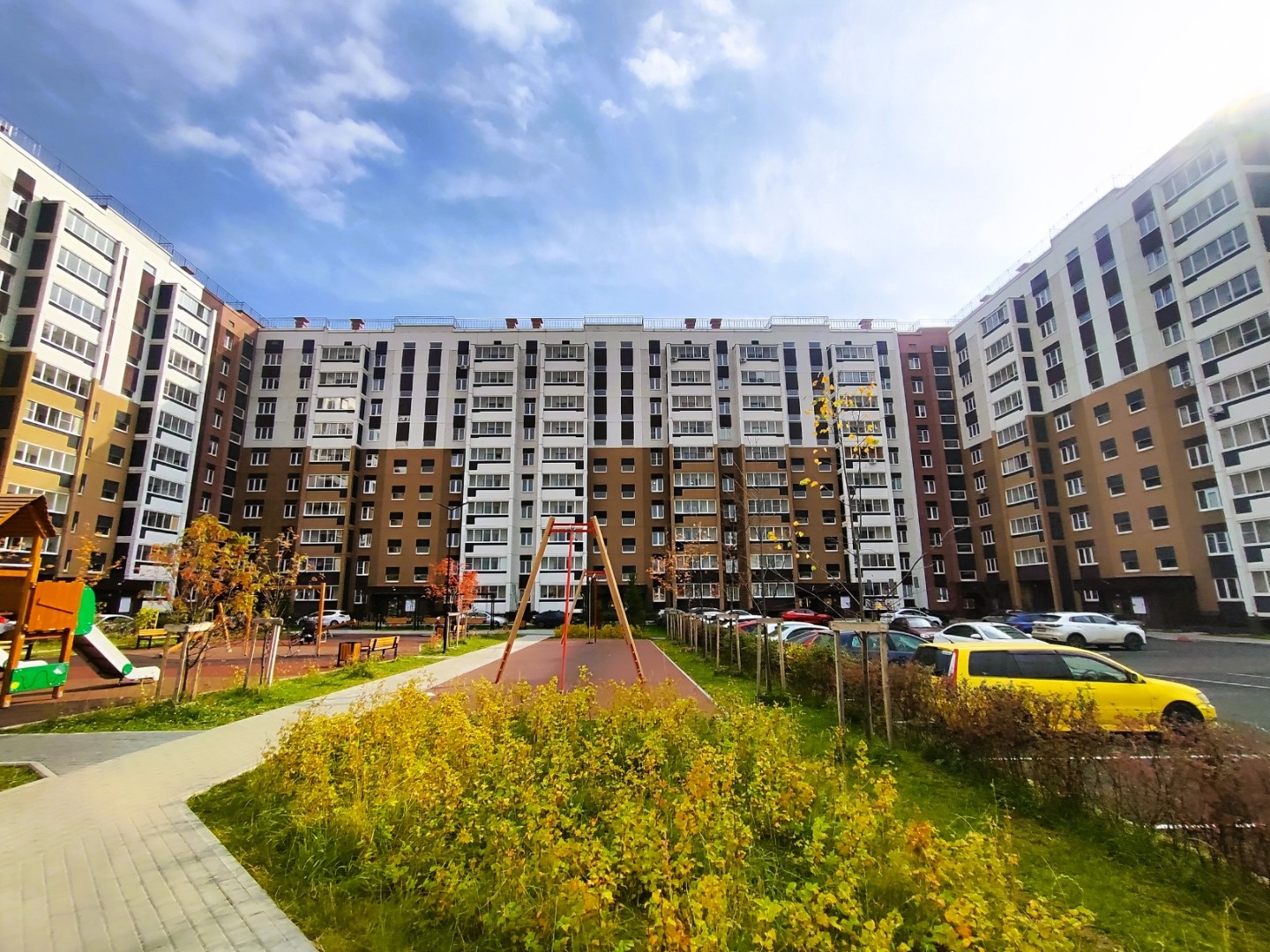 Продаем  ПРОСТОРНУЮ  КВАРТИРУ  ПЛАНИРОВКИ СТУДИЯ + СПАЛЬНЯ  в современном новом доме в ЖК Новое Поколение.

ПЛАНИРОВКА:
- КУХНЯ -  ГОСТИНАЯ - 18 кв.м.
- Спальня - 16 кв.м.;
- Совмещенный санузел;
- Лоджия - 5,5 кв.м. (выход из кухни- гостиной).

Готовая к проживанию, состояние ЗАЕЗЖАЙ и ЖИВИ:
- 