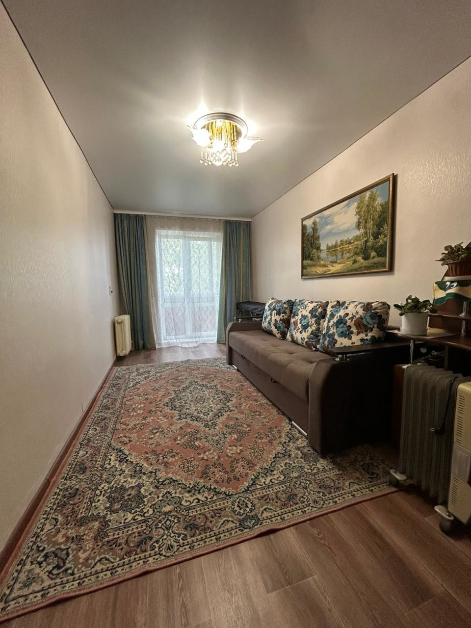 
Двухкомнатная квартира  45,2 кв.м. с раздельными комнатами. 
Хрущевка с косметическим ремонтом. Альтернативная продажа.
Торг предусмотрен.


Планировка:

  - Кухня 6 кв.м.;
 -  Комнаты 18 и 14 кв.м.;
 -  Совмещенный санузел;
 -  Большой коридор (достаточно места для хранения вещей);
 -  Застекленны