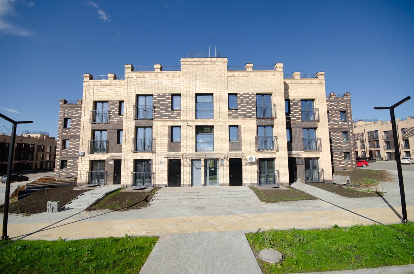  Продаем  ОДНОКОМНАТНУЮ КВАРТИРУ с чистовой отделкой в современном новом ЖК Привилегия.

ПЛАНИРОВКА:
- Кухня - гостиная - 17 кв.м.
- Жилая комната - 11 кв.м.;
- Совмещенный санузел - 4,1 кв.м.;
- Коридор - 5 кв.м. 

Готовая к проживанию, состояние ЗАЕЗЖАЙ и ЖИВИ:
- Качественная входная дверь, ме