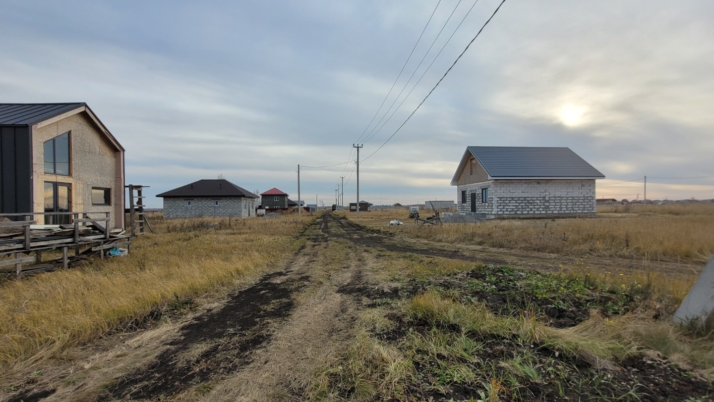 Хотите жить в своем доме?
Хотите после рабочего дня насладиться тишиной и покоем?
Хотите утром просыпаться, услышав пение птиц?
Все это можно осуществить, купив 
земельный участок для строительства дома в активно застраивающемся поселке Петровский 2.

Электричество  на соседних участках.
До города 1