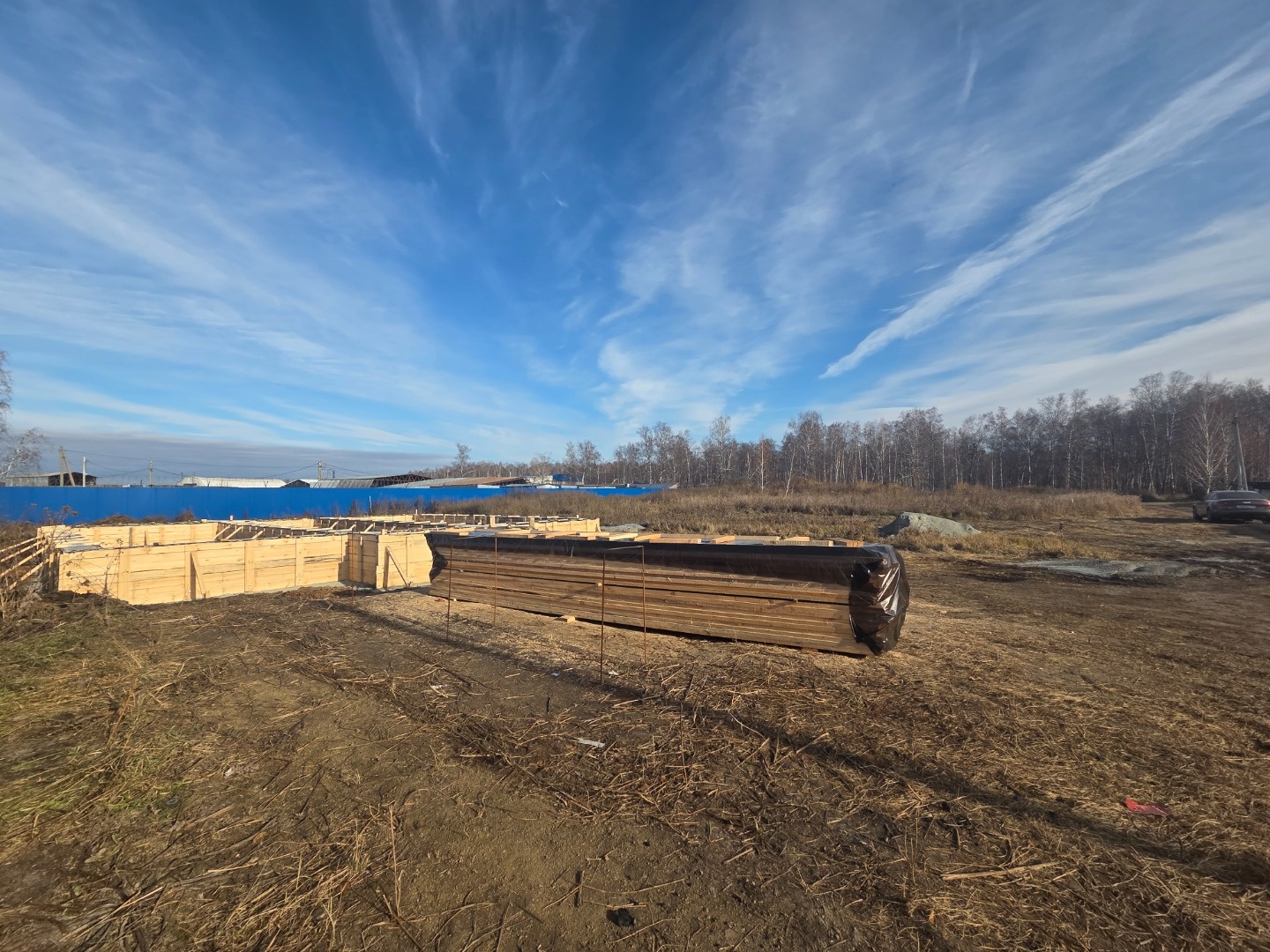 В продаже участок в п. Северный.

✅Отличное месторасположение - от участка до светофора - 3 минуты. Хорошая дорога.

✅Участок подключен к электричеству.

✅С двух сторон огорожен забором.

✅На участке залит фундамент ленточно-свайный, размер - 10х12 м. 
     Есть документы на качество бетона.

✅в про