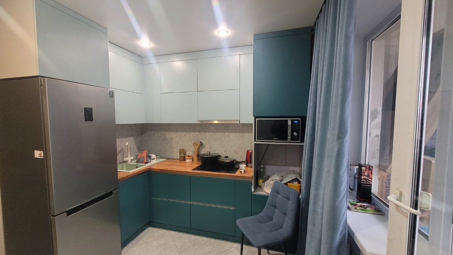 Продается однокомнатная квартира по улице Завалишина (2 этаж!!!)
Во всей квартире сделан отличный современный и самое главное, качественный дорогой ремонт. 
Вся мебель и бытовая техника( кроме телевизора)
остаются в квартире.
Мебель и бытовая техника современные и в отличном состоянии. 
В ванной ком