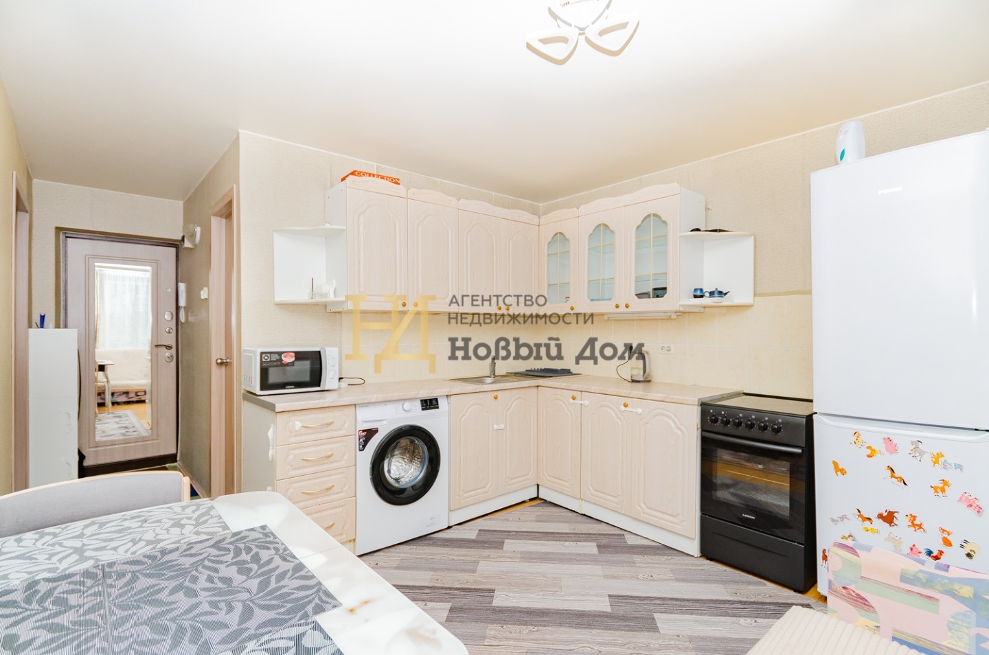 ПРОДАЕМ СВЕТЛУЮ ТЕПЛУЮ И ОЧЕНЬ УЮТНУЮ ОДНОКОМНАТНУЮ КВАРТИРУ ПЛОЩАДЬЮ 36 КВ. М. С КУХНЕЙ 12,1 КВ.М. В ОТЛИЧНОМ МЕСТЕ СЕВЕРО-ЗАПАДА Г. ЧЕЛЯБИНСК.

ПЛАНИРОВКА:
- Кухня -  12,1 кв.м.
- Жилая комната - 17,2 кв.м.;
- Совмещенный просторный санузел.

Готовая к проживанию, состояние ЗАЕЗЖАЙ и ЖИВИ:
- Над