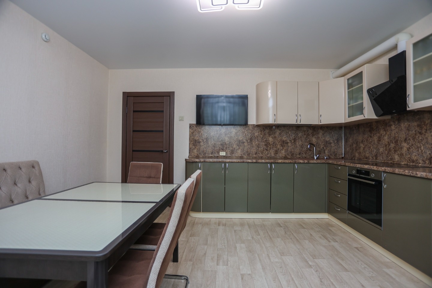 ✅Продается квартира в ЖК Самоцвет в идеальном состоянии!

✅Мебель, пол, двери, обои - всё это без каких-либо повреждений! Вся квартира ухожена, чистейшая!

✅Весь ремонт в едином стиле.
✅Остается почти вся мебель и техника.
✅Замены натяжные потолки, установлен двухуровневый свет.
✅Дорогая входная с