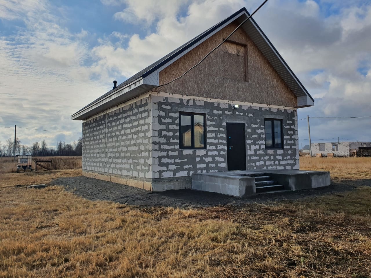          Продается дом в активно застраивающемся районе Петровский 2

Район находится вблизи города, но в то же время  можно насладиться тишиной и покоем от городской суеты.
Дом новый (2 года)
Участок 6 соток
1 этаж 80 кв. м
2 этаж ( мансарда) 50 кв. м
Высота потолков:
1 этаж 3,1м
2 этаж 2,7 м

Дом 