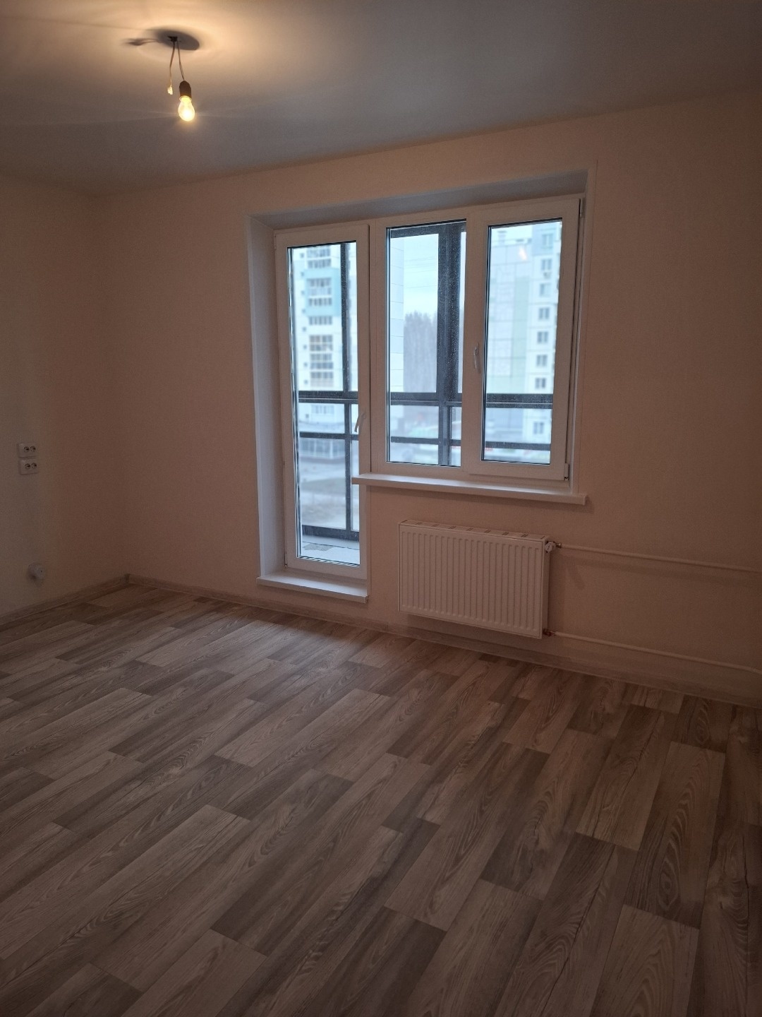 Продаем ПРОСТОРНУЮ КВАРТИРУ ПЛАНИРОВКИ СТУДИЯ + СПАЛЬНЯ  (евро-двушка)
 в современном новом доме в ЖК Новое Поколение.

ПЛАНИРОВКА:
- КУХНЯ - ГОСТИНАЯ - 18 кв.м.
- Спальня - 16 кв.м.;
- Совмещенный санузел;
- Лоджия - 5,5 кв.м. (выход из кухни- гостиной).

Готовая к проживанию, состояние ЗАЕЗЖАЙ 