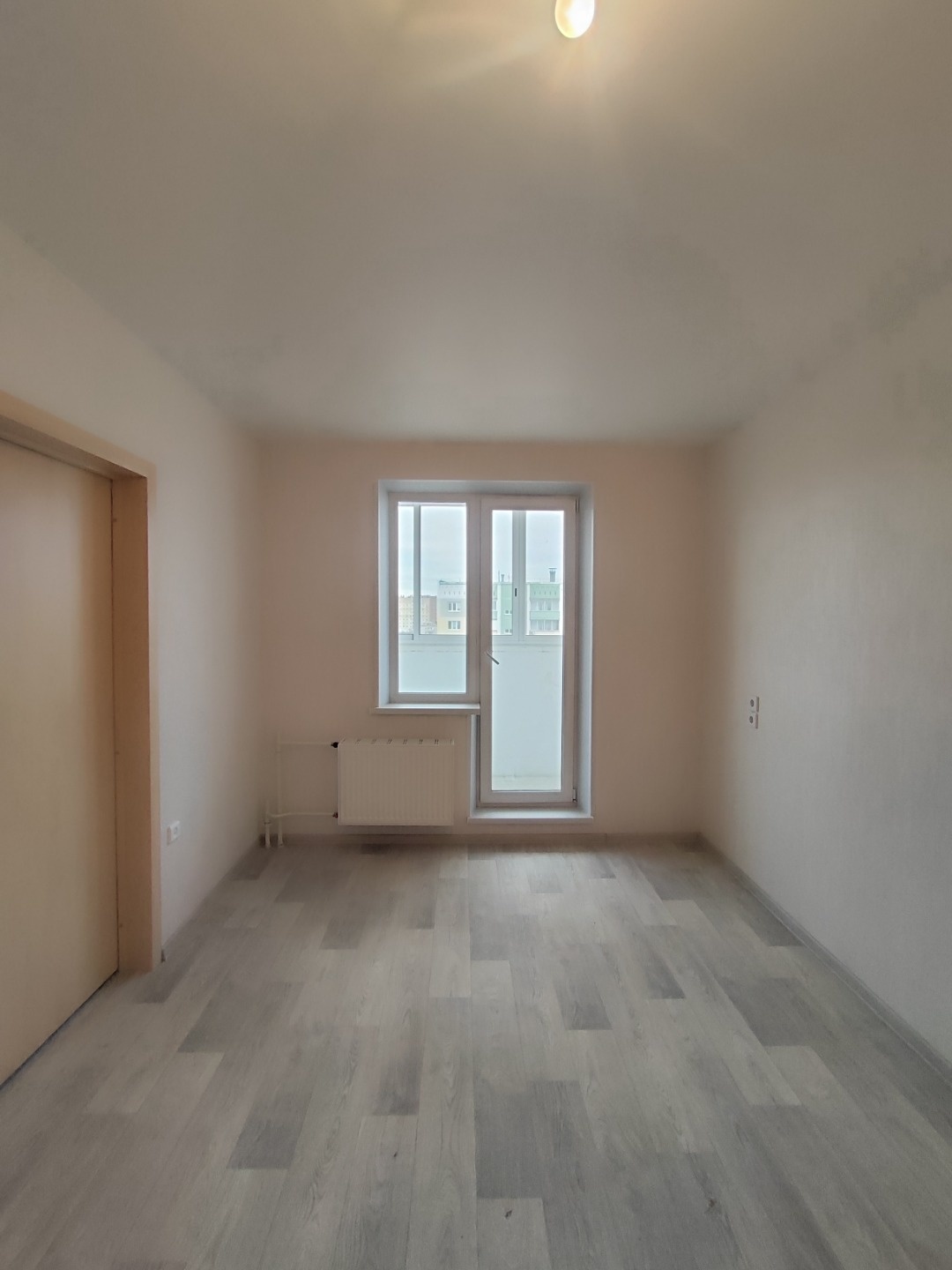 Квартира в СОВРЕМЕННОМ НОВОМ ДОМЕ на улице Республиканской в  отличном месте города Копейска.
     
ПЛАНИРОВКА:
- Кухня - 12,3 кв.м.;
- Комната- 11 кв.м.;
- Совмещенный санузел;
- Коридор - 4 кв.м. (есть место для шкафа);
- Лоджия - 7 кв.м.


КВАРТИРА С ЧИСТОВОЙ ОТДЕЛКОЙ:
- На стенах светлые обои, н