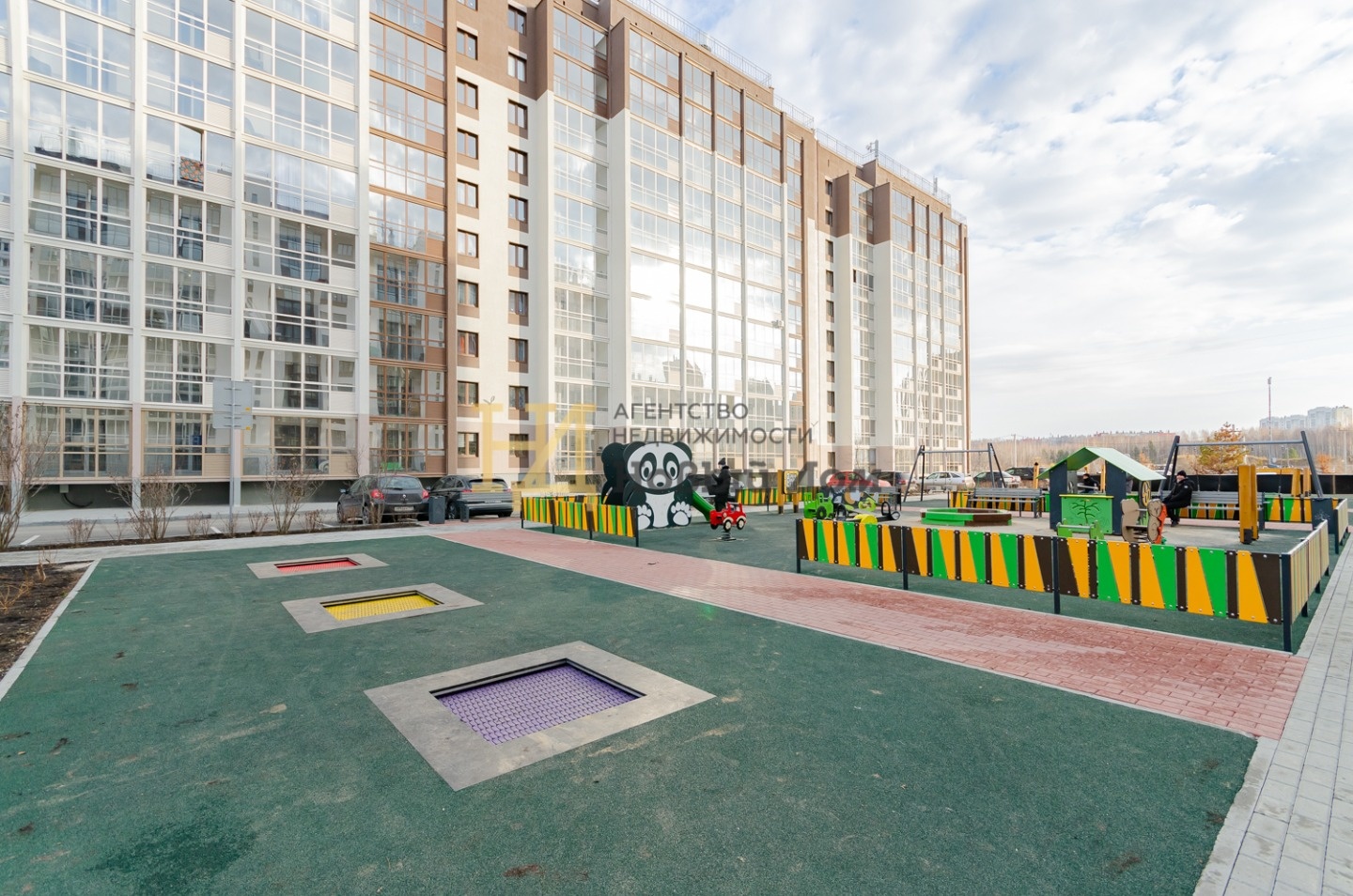 Предлагаем Вашему вниманию квартиру-студию в ЖК Хорошее Решение. Удобное расположение дома внутри микрорайона.

В квартире выполнена чистовая отделка:
- матовые натяжные потолки
- стильные межкомнатные двери
- железная входная дверь
- линолеум
- санузел выложен кафелем (пол)
- установлена сантехника