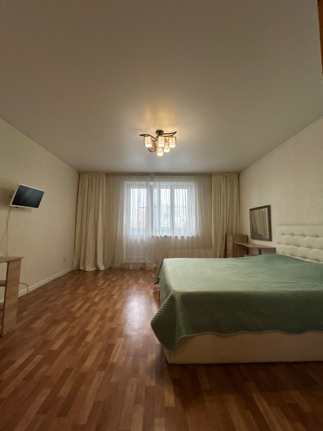 Продается однокомнатная квартира на Тополиной аллее, в подарок новым собственникам остается мебель и техника.  
Отличный вариант как для собственного проживания, так и для сдачи в аренду. По прописке принадлежность к ОЦ Ньютон.

О КВАРТИРЕ: ​
Площадь: 40,4 м².

​Состояние: 
-Натяжные потолки , кафел