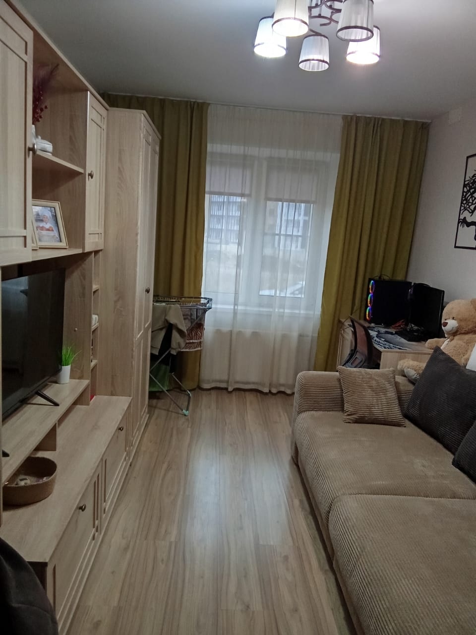 Предлагаем Вашему вниманию квартиру, востребованной планировки в ЖК Новое Поколение. Студия + спальня!
Удобное расположение дома, в самом доме множество магазинов, аптека. ЗАЕЗЖАЙ и ЖИВИ!
В квартире выполнен качественный ремонт, чистовая отделка:
-  натяжные потолки
- межкомнатные двери
- железная