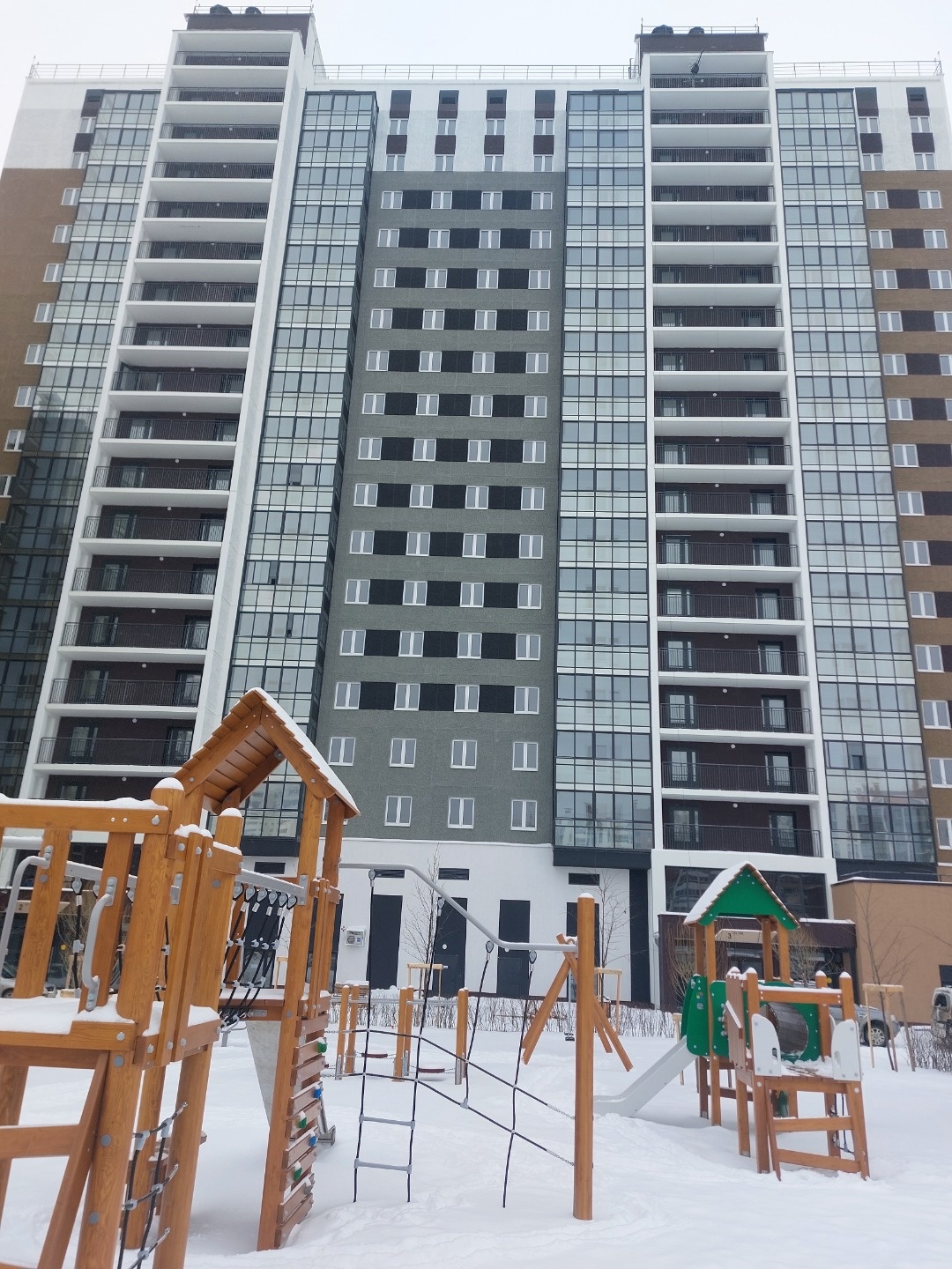 Предлагаем Вашему вниманию трехкомнатную квартиру в ЖК Новое Поколение. Большая кухня 15,75 метров, 3 комнаты:  11,5 , 16,5 и 11 метров, раздельный  сан узел. Удобное расположение дома.

В квартире выполнена чистовая отделка:
- матовые натяжные потолки
- межкомнатные двери
- железная входная дверь
-