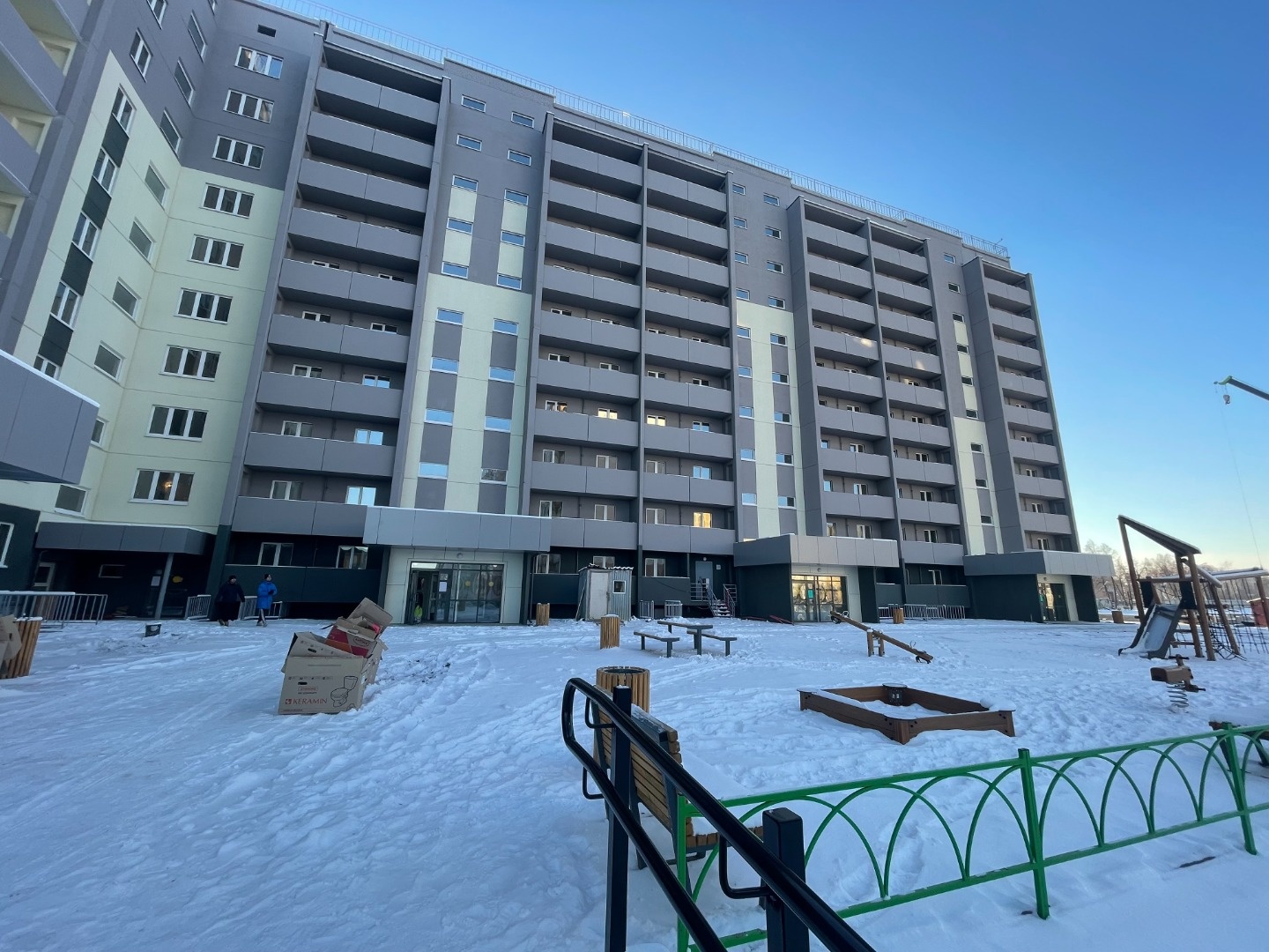 Предлагаем Вашему вниманию двухкомнатную квартиру, удобной планировки, кухня около 9 кв. метров, комнаты 12 и 16,41 метров. Удобное расположение дома.

В квартире выполнена качественная предчистовая отделка:
- входная металлическая дверь;
- потолок и стены подготовлены под финишное покрытие;
- стяжк