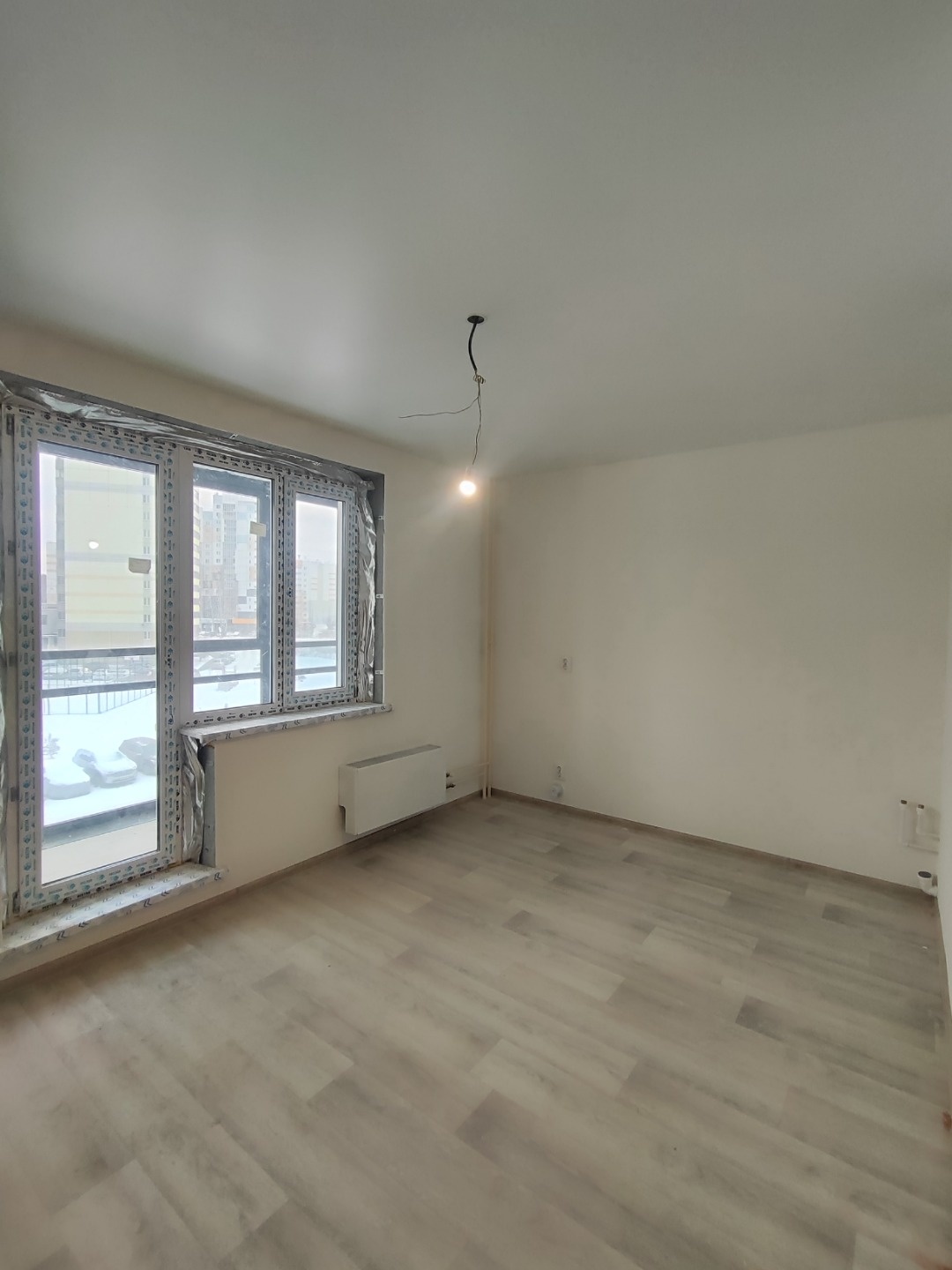  Продаем   КВАРТИРУ-СТУДИЮ - 27 кв.м. в мкр. ПАРКОВЫЙ 1.

ПЛАНИРОВКА:
- Зона кухни - 5 кв.м.
- Жилая комната -  18  кв.м.;
- Совмещенный санузел - 4 кв.м.;
- Лоджия - 4,3 кв.м.

Готовая к проживанию с полной ОТДЕЛКОЙ ПОД КЛЮЧ:
- Входная дверь, межкомнатные двери;
- Линолеум, обои, натяжные потолки;
