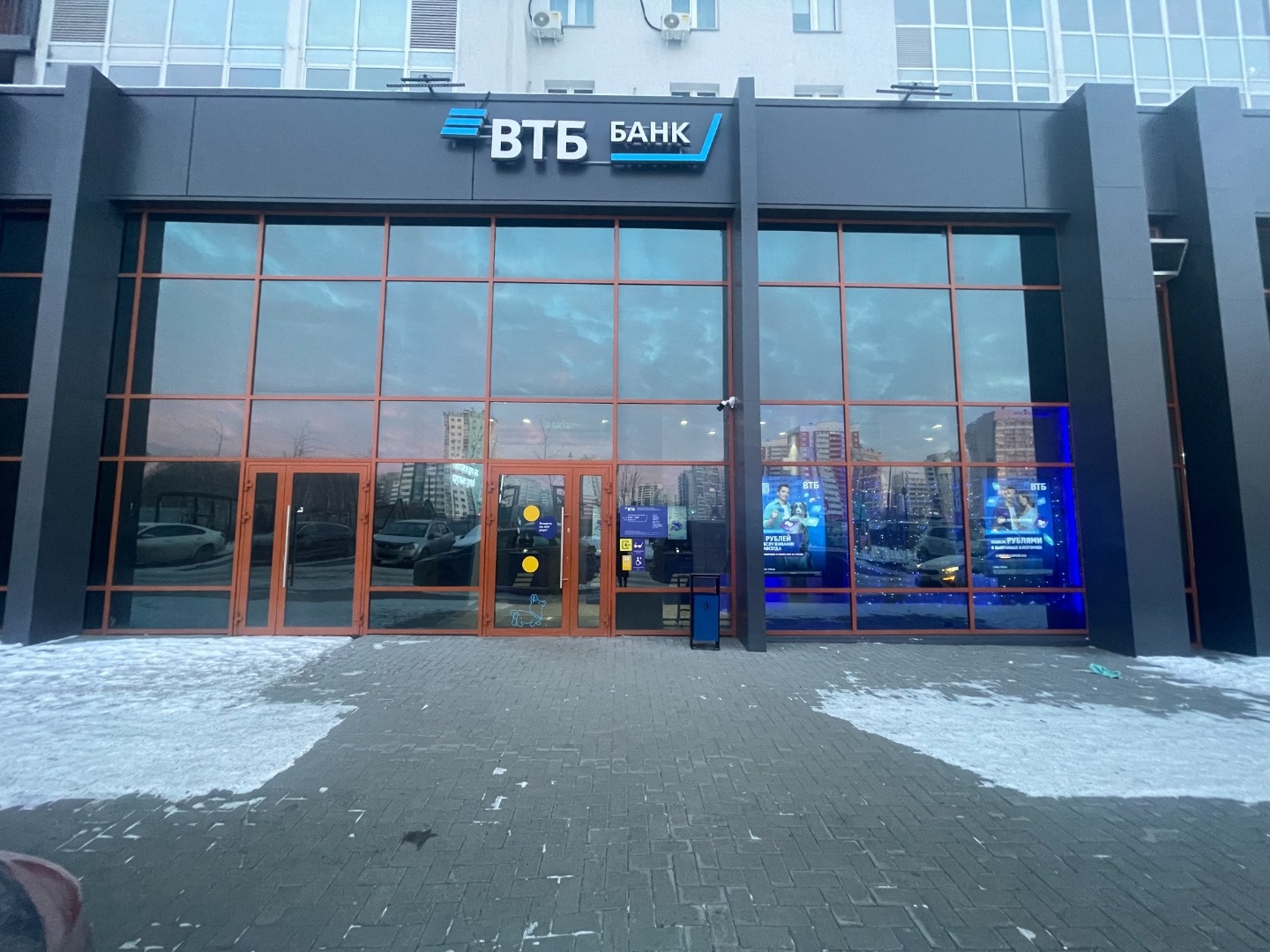 Предлагается в аренду нежилое помещение, удобно расположенное на 1 этаже многоэтажного жилого дома на первой линии Краснопольского проспекта площадью 150 кв. м. в самом сердце Паркового!!! 
Новый густонаселенный жилой район, отдельная парковка, высокая проходимость, удобная погрузочно-разгрузочная з