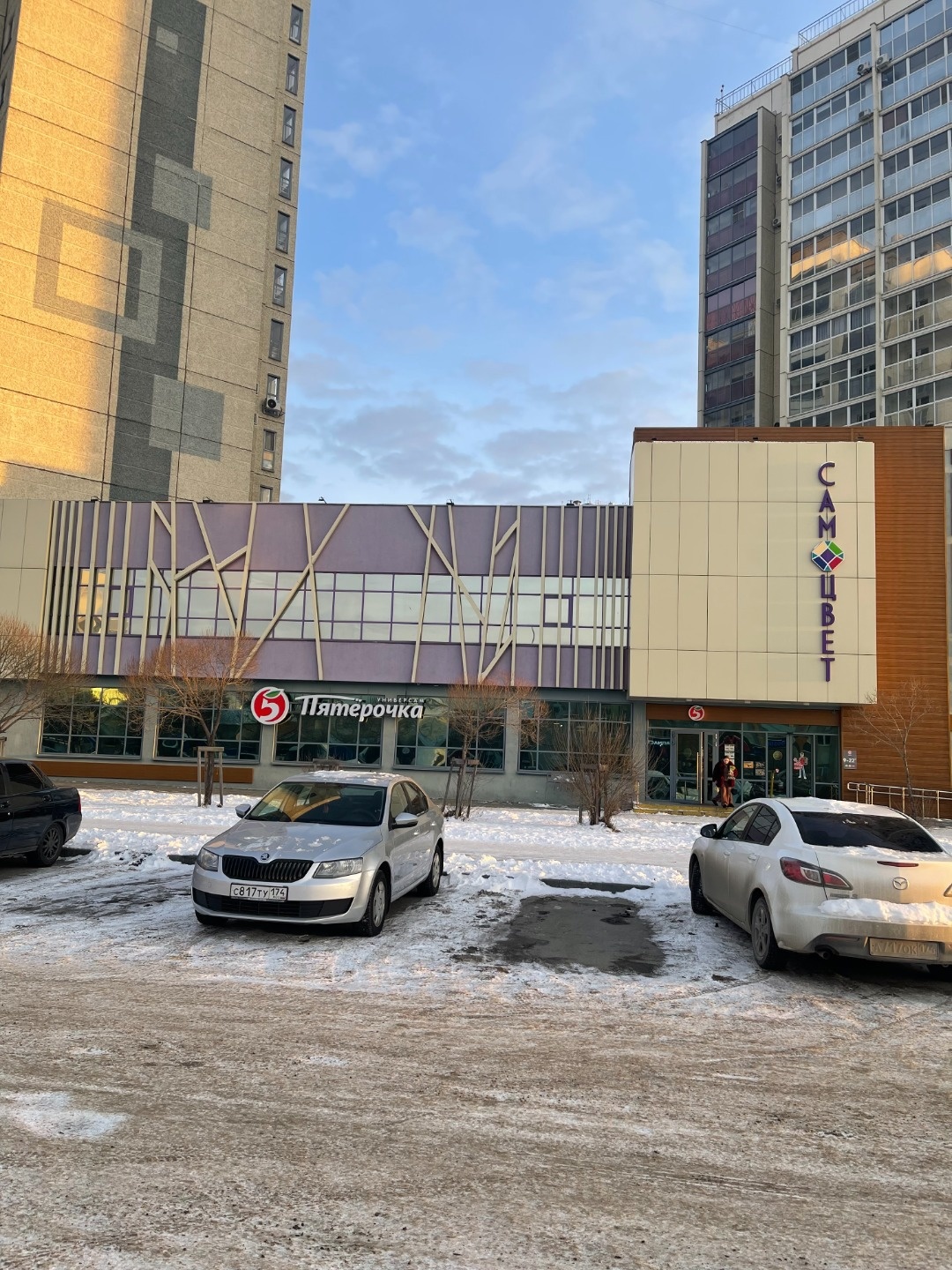 Предлагается в аренду нежилое помещение свободного назначения, удобно расположенное на 2 этаже отдельного здания на первой линии Университетской Набережной площадью 420 кв. м.!!!
Новый густонаселенный жилой район, отдельная парковка, высокая проходимость и трафик. Отличная видимость с главной дороги