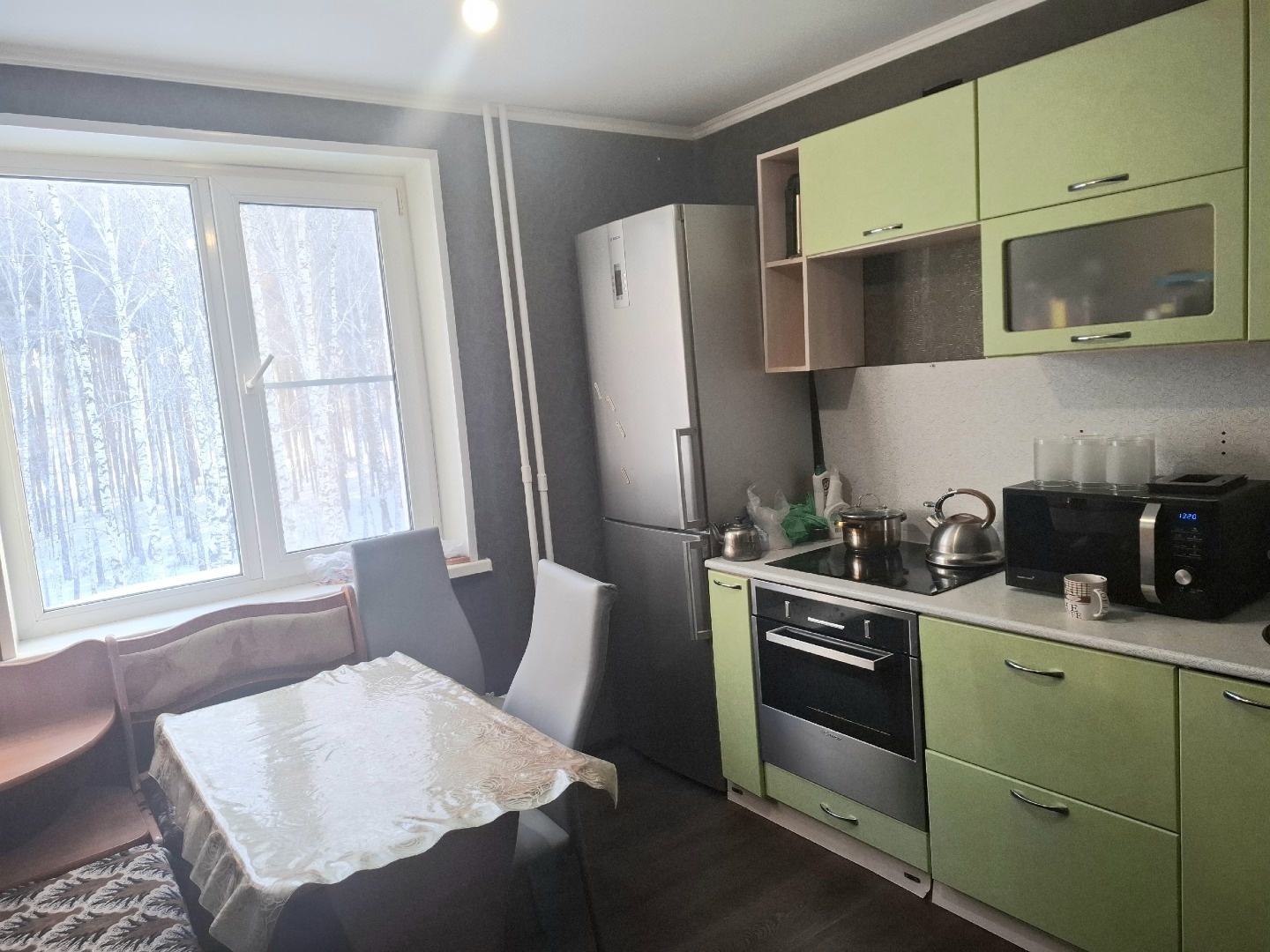 Продам отличную, просторную , уютную, а главное тёплую 2 комнатную квартиру. 
Планировка очень удобная: полноценная кухня 8кв.м., гостиная 19 кв.м, спальня 13 кв.м, 
 +++мебель расставить можно как угодно:
+++большой коридор с хорошим, вместительным зеркальным шкафом -купе!

Хотите жить среди лесных