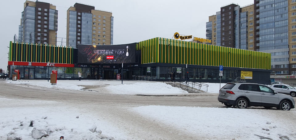 Сдаются в аренду помещения в торговом комплексе микрорайона «Ньютон».
Свободные площади от 50  до 361,73 кв.м.
Якорные арендаторы: «Чижик», KFC, ПиццаМиа, Фармленд…

 Объект расположен на перекрёстке ул. Татищева и Родионова на възде в микрорайон. Улица Татищева  является  трафикообразующей  с  микр