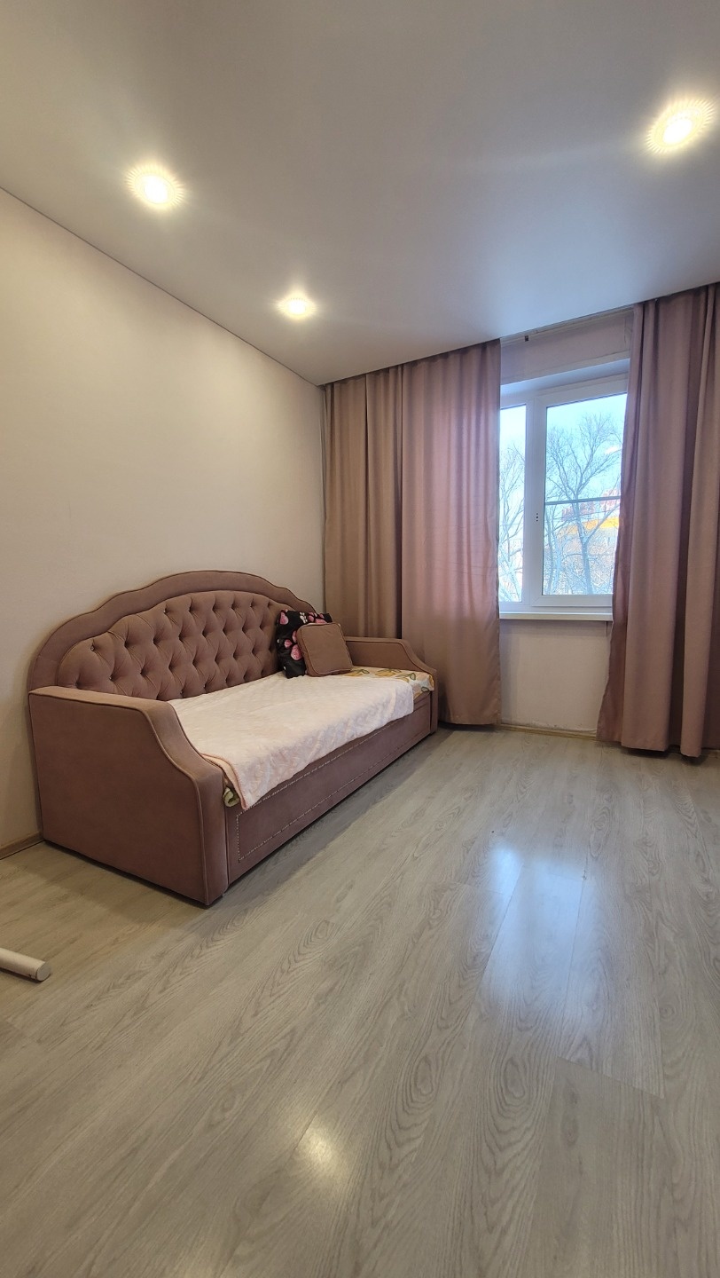 Продаем  светлую, уютную четырехкомнатную квартиру !!!!!
Большое преимущество в кармане одна квартира!!!! Что позволяет оборудовать  карман полностью под себя, плюс дополнительное пространство
Окна выходят на две стороны, в квартире выполнен косметический ремонт
Ванная комната и туалет в кафеле.
Бол