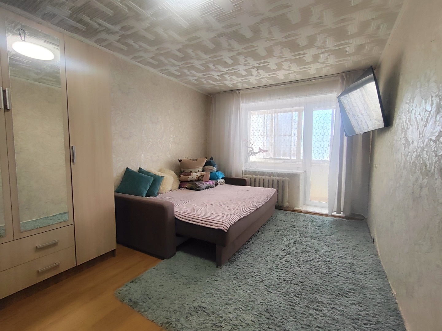 ПРЕДЛАГАЕМ К ПОКУПКЕ ТЕПЛУЮ УЮТНУЮ ОДНОКОМНАТНУЮ КВАРТИРУ В ОТЛИЧНОМ  МЕСТЕ СЕВЕРО-ЗАПАДА ГОРОДА ЧЕЛЯБИНСКА! 
                         
ПЛАНИРОВКА:
- Кухня -  6,3 кв.м.
- Комната - 17,2 кв.м. (комната с нишей - можно зонировать);
- Совмещенный санузел;
- Удобный коридор;
- Просторный балкон.

 КОСМЕ