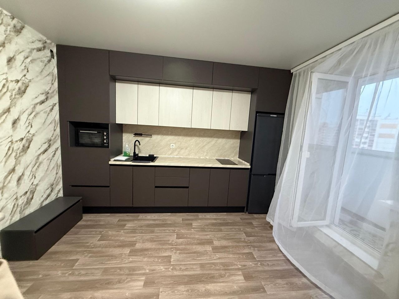 Сдадим на длительный срок уютную, светлую квартиру-студию порядочным людям. Курить в квартире не разрешается.
В квартире есть все необходимое для проживания, из техники: электро духовка, варочная поверхность, холодильник, стиральная машинка. Мебель: прихожая, кухонный гарнитур, барные стулья.

ПЛАНИ