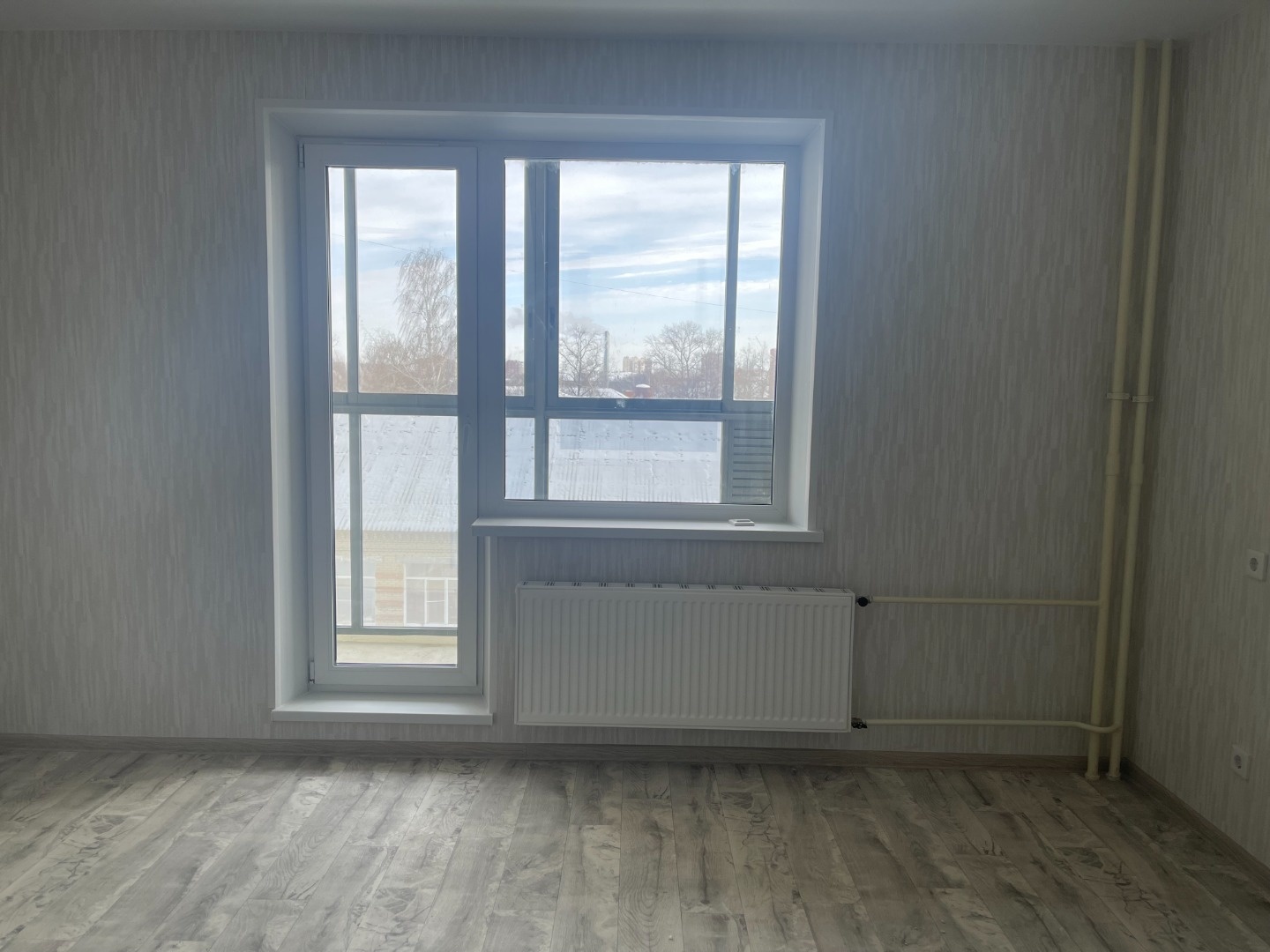 Продам квартиру-студию самой востребованной планировки. Удобное расположение дома. Окна выходят на садик (восточная сторона).
В квартире сделан свежий ремонт. Надежная входная металлическая дверь,  натяжной матовый потолок, линолеум премиум класса, установлены приборы учета, пластиковые окна с «детс