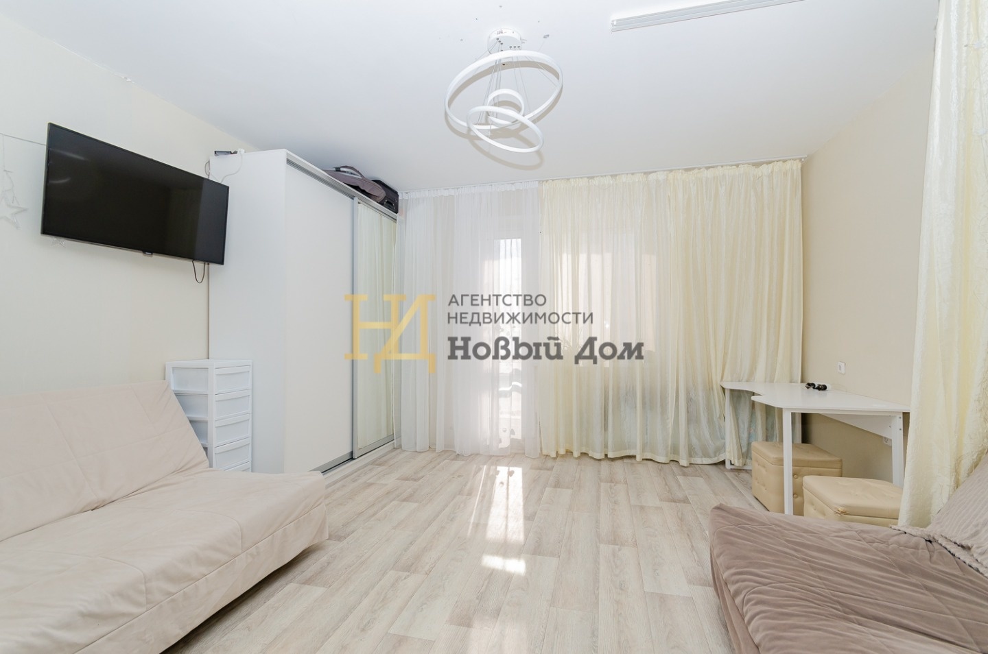  Продаем  ОДНОКОМНАТНУЮ КВАРТИРУ -  40,5 кв.м. в отличном месте северо-запада г. Челябинска.
                                             
ПЛАНИРОВКА:
- Кухня - 9 кв.м.
- Жилая комната - 18,31 кв.м.;
- Раздельный санузел;
- Лоджия - 5 кв.м. (выход из жилой комнаты);
- Просторный коридор (есть место 