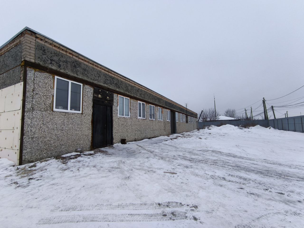 Коммерческое отдельно-стоящее здание общей площадью 609 кв.м. на земельном участке 20 соток, функционирующее на данный момент как мебельный цех.
ВАЖНО:
5 ВХОДНЫХ ГРУПП
ОТЛИЧНАЯ ЛОКАЦИЯ - ЗДАНИЕ РАСПОЛОЖЕНО НАПРОТИВ ЗДАНИЯ АДМИНИСТРАЦИИ
АКТИВНЫЙ ТРАФИК
ПАРКОВКА на 20 МЕСТ
КОТЕЛЬНАЯ С ОТДЕЛЬНЫМ ВХОДОМ