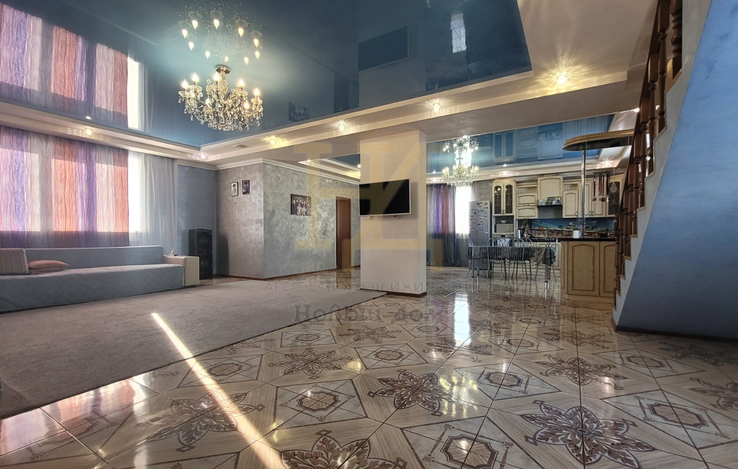 Продается  дом !!!!! Полностью готов для проживания.
В доме выполнен качественный ремонт !!!!
Поселок Петровский активно застраивается, в поселке Петровский есть все необходимое для комфортной жизни.
В поселке есть благоустроенный пляж

    ПЛАНИРОВКА 1 ЭТАЖ
-комната 87,2 кв.м
-ванная комната 6,2 кв