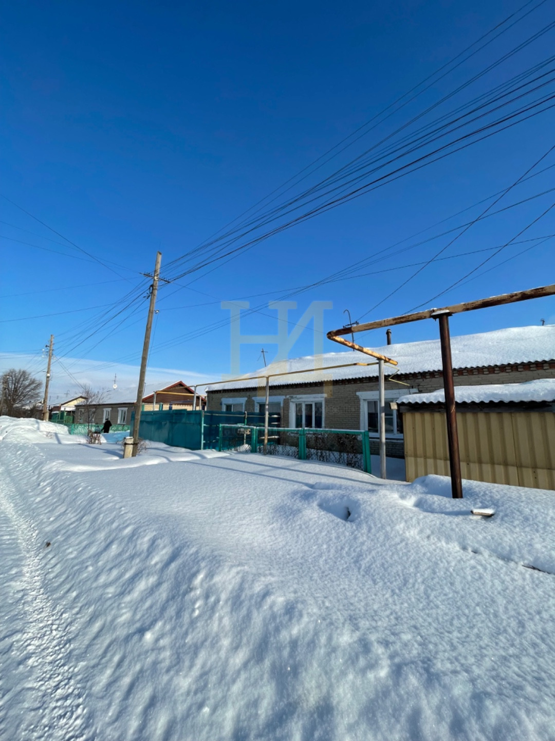      Продам дом площадью 63,7 м2 на участке 4 сот. в поселке Петровский Красноармейского района. В доме три комнаты, санузел, кухня. Отопление газовое, вода центральная, водонагреватель на 80 литров. Толщина стен 70 см, материал шлакоблок + кирпич, дом обшит утеплителем и сайдингом. Высота потолков 